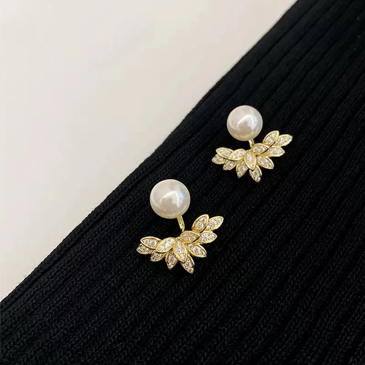 Fashion Leaves Alloy Inlay Rhinestones Pearl Women's Ear Studs 1 Pair