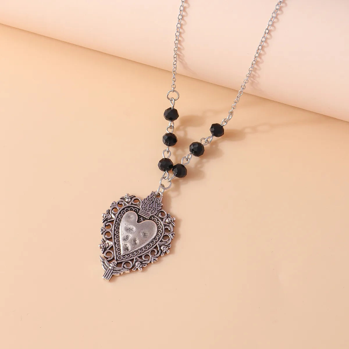 Fashion Ornament Retro Geometric Heart Shaped Pendant Necklace