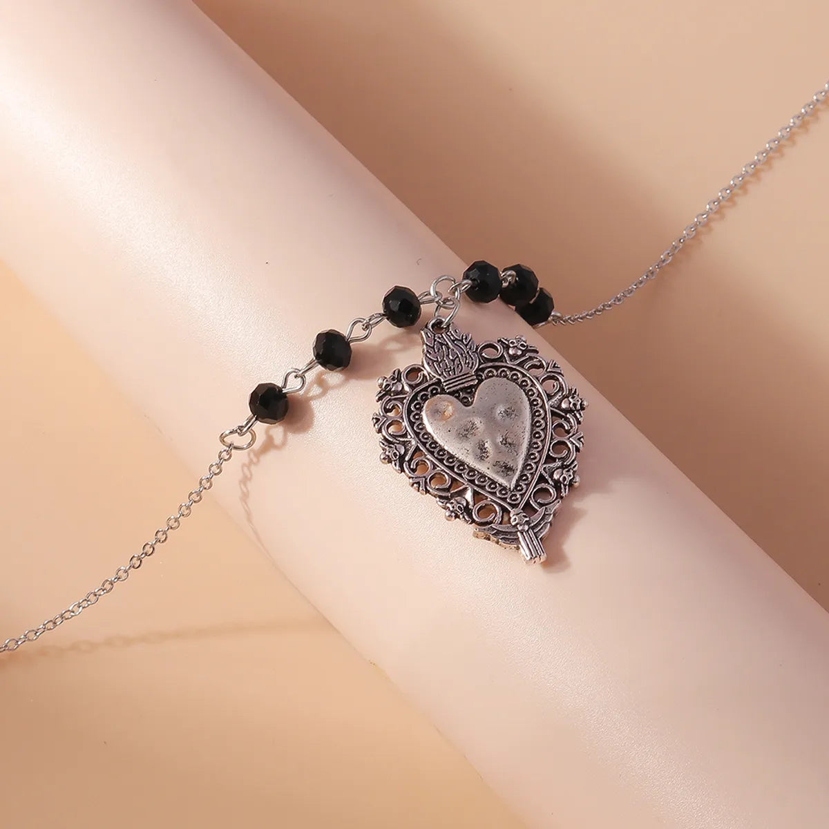 Fashion Ornament Retro Geometric Heart Shaped Pendant Necklace