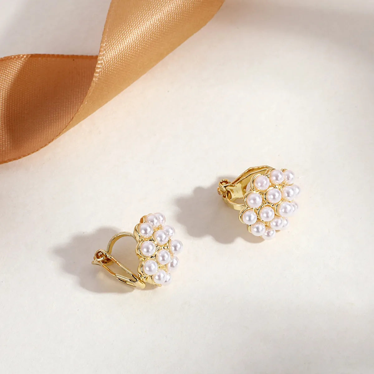 Fashion Round Heart Shape Flower Brass Inlay Artificial Pearls Rhinestones Opal Ear Clips 1 Pair