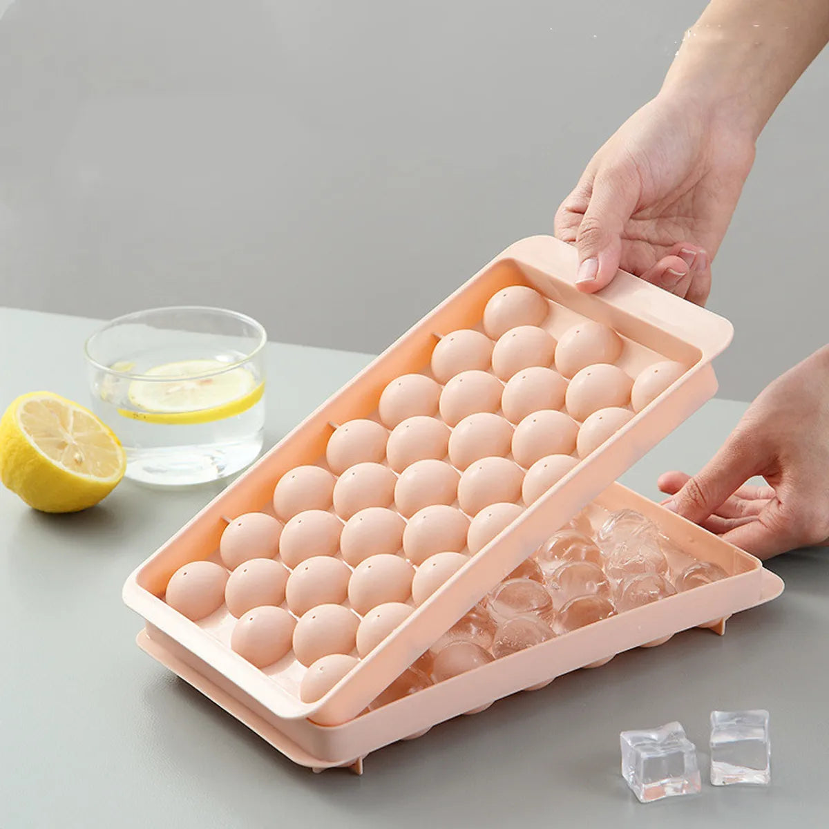 Fashion Round Ice Tray With Lid Plastic Ice Cube Mold