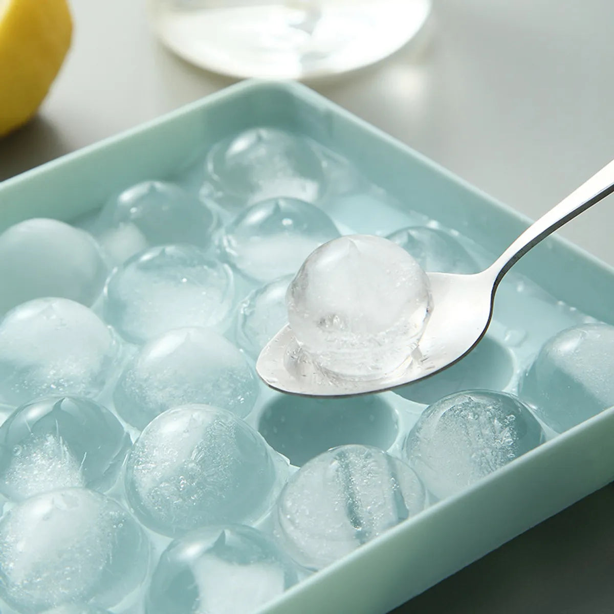 Fashion Round Ice Tray With Lid Plastic Ice Cube Mold