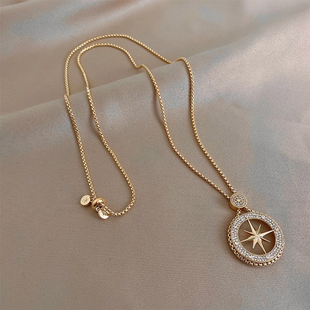 Fashion Round Star Copper Inlay Rhinestones Pendant Necklace