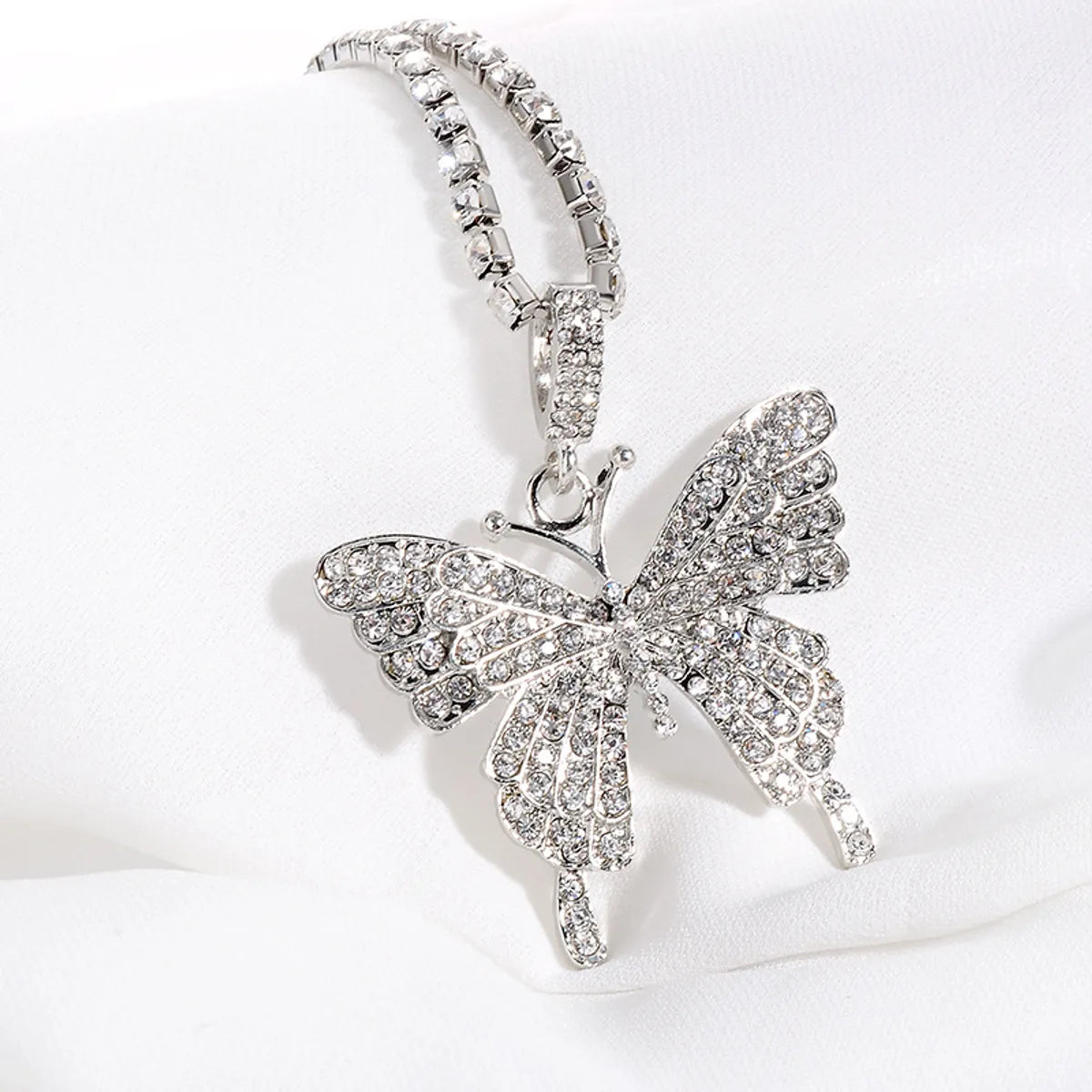 Fashion Simple Inlaid Rhinestone Butterfly Pendant Alloy Necklace