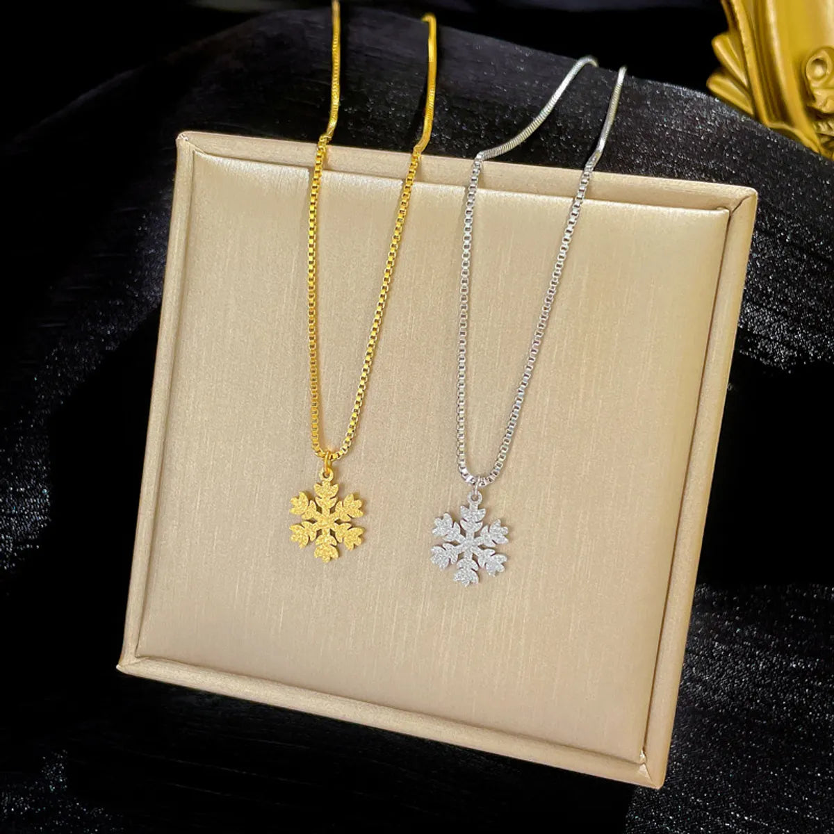 Fashion Snowflake Titanium Steel Plating Pendant Necklace