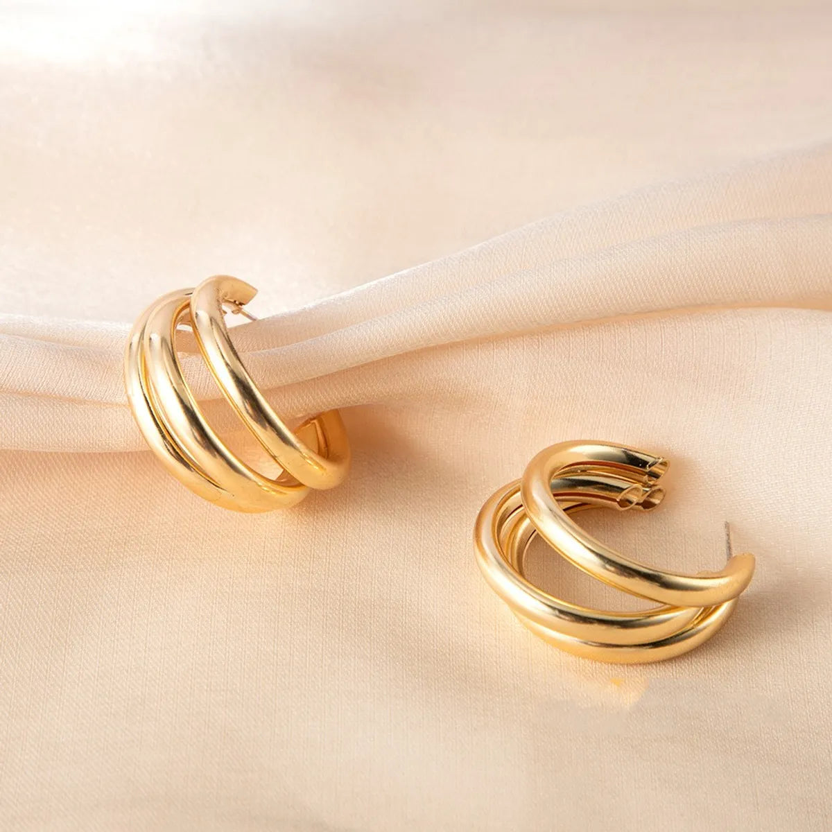 Fashion Solid Color Metal Plating Hollow Out Women's Ear Studs 1 Pair