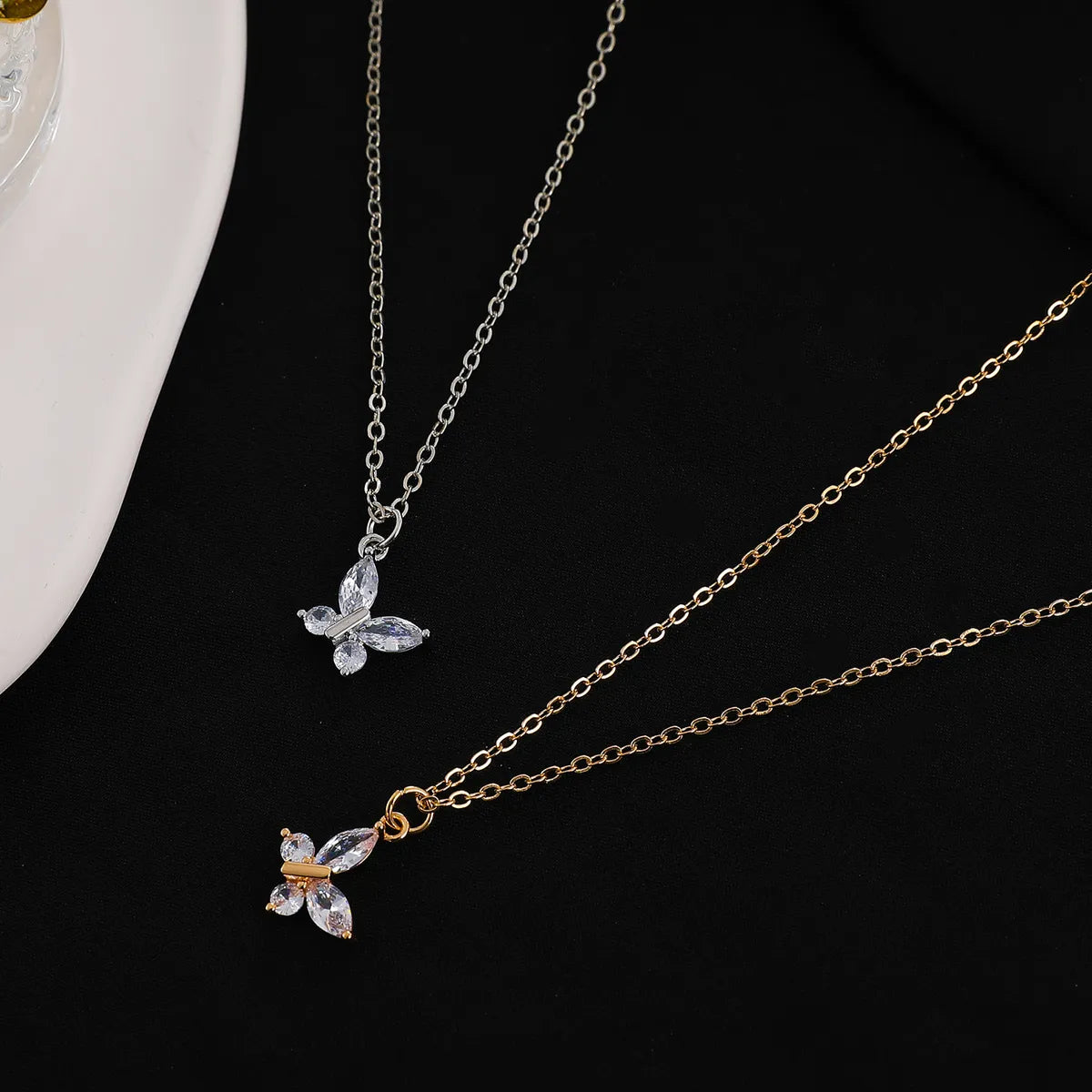 Fashion Transparent Rhinestone Butterfly Single-Layer Copper Necklace Wholesale