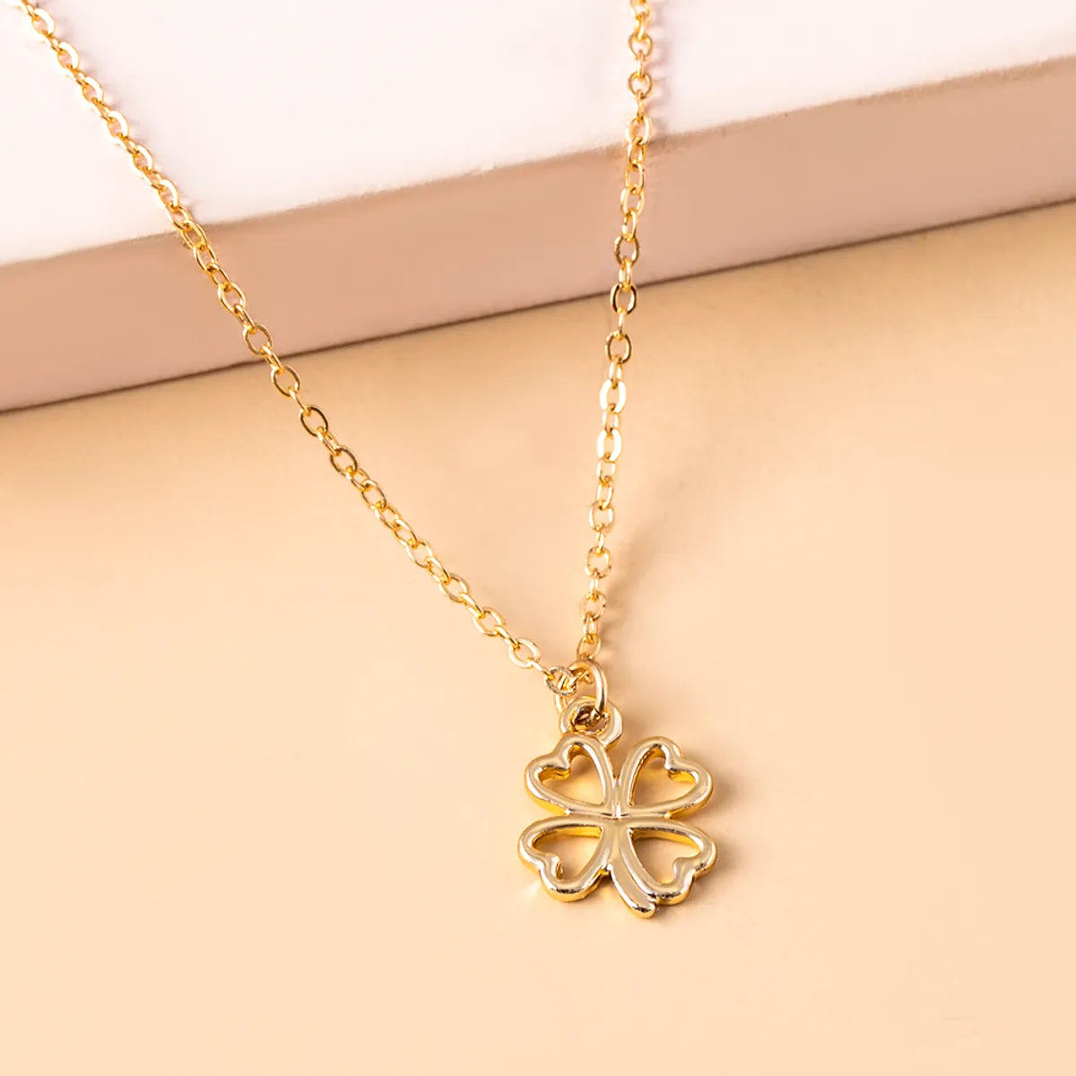 Simple Style Four Leaf Clover Heart Shape Alloy Valentine'S Day Women's Pendant Necklace