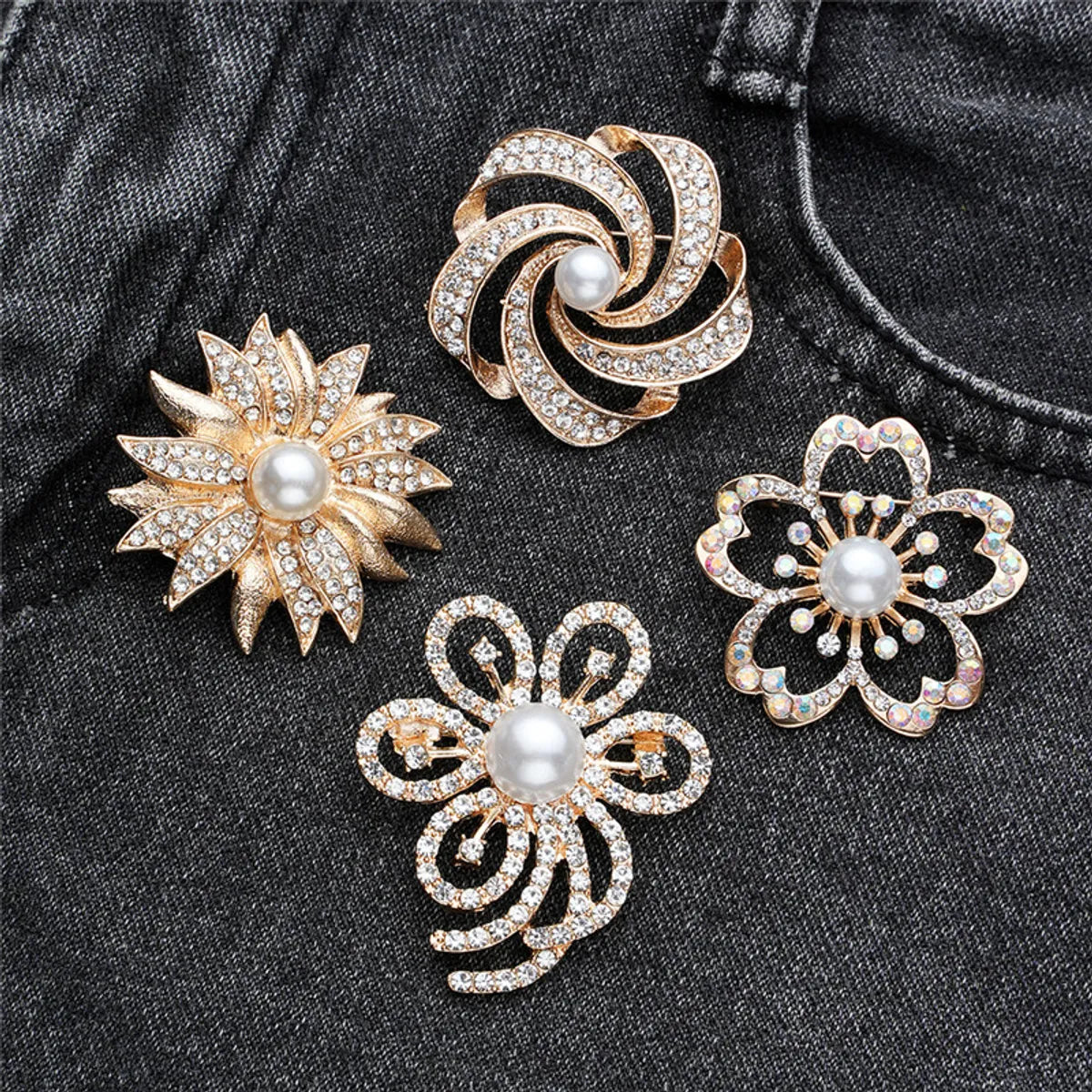 French Style Sweet Classic Style Flower Alloy Plating Hollow Out Inlay Artificial Rhinestones Artificial Pearls Artificial Diamond Women'S Corsage Brooches Collar Pin