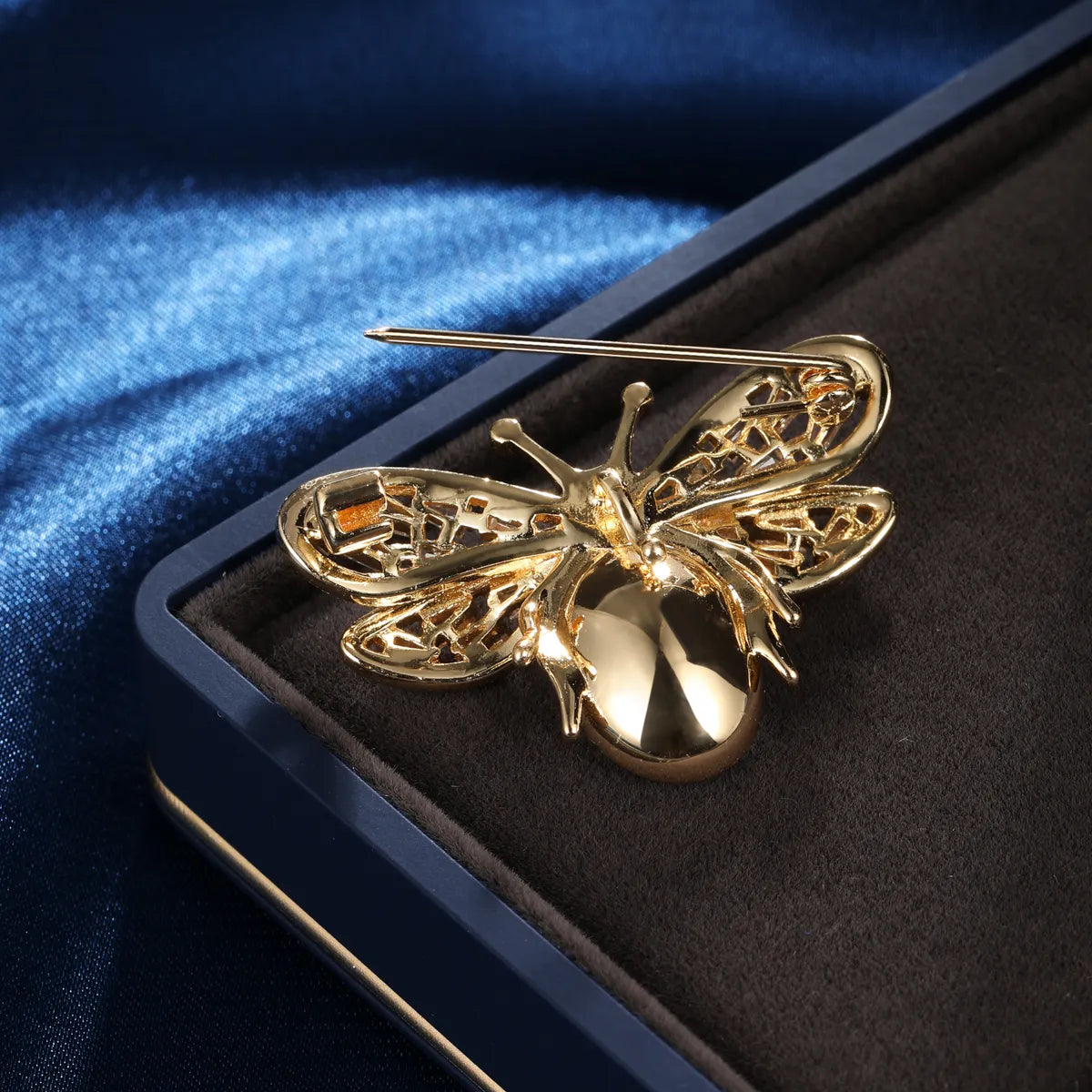 Glam Bee Copper Gold Plated Zircon Unisex Brooches