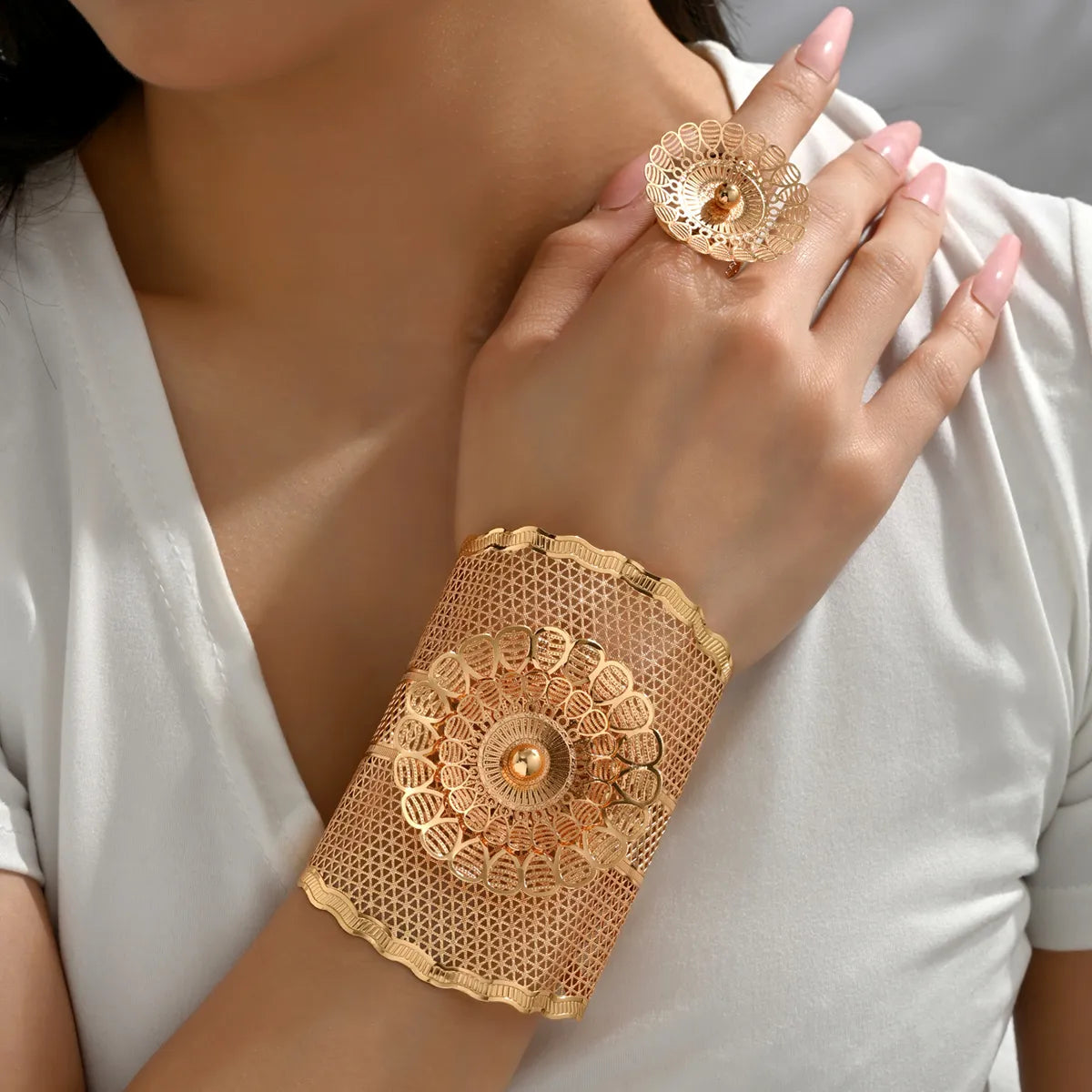 Glam Luxurious Simple Style Flower 18k Gold Plated Iron Wholesale Rings Bracelets