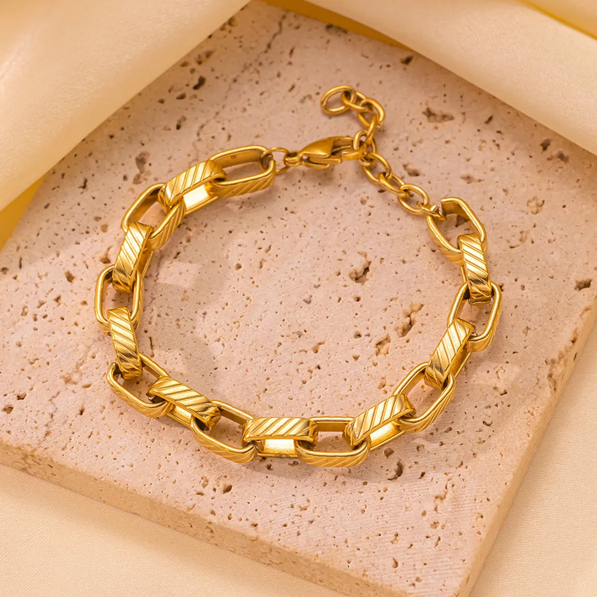 Hip-hop Simple Style Commute Solid Color Titanium Steel Polishing Plating 18k Gold Plated Bracelets