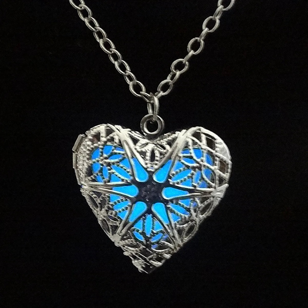 Hot-selling  Hollow Heart-shaped Luminous Necklace Wholesale Gooddiy