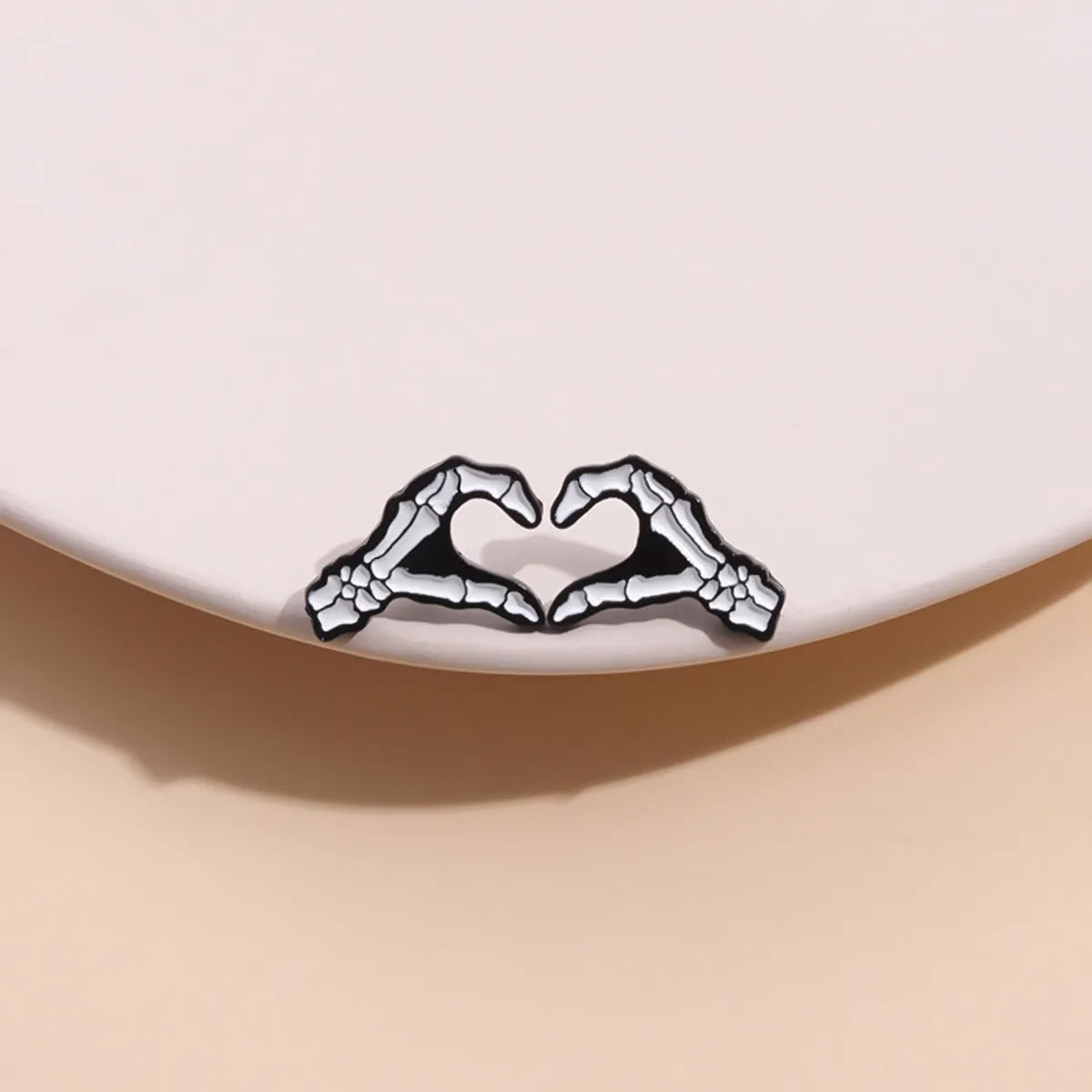 Ig Style Cartoon Style Gesture Heart Shape Alloy Stoving Varnish Unisex Brooches