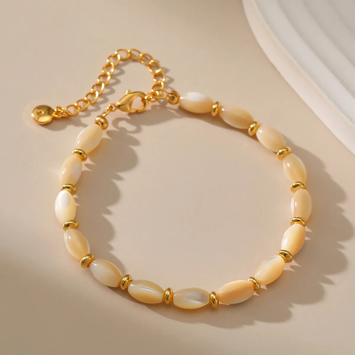 Ig Style Casual Oval Shell Pearls Copper 18k Gold Plated Bracelets In Bulk