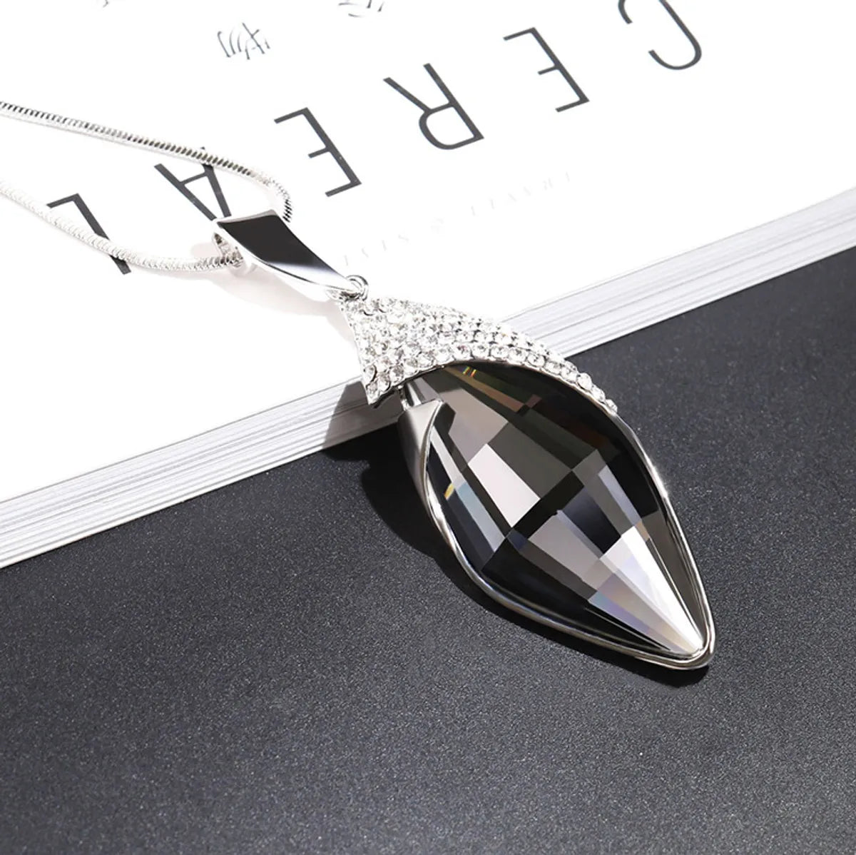 Ig Style Plaid Rhombus Alloy Plating Inlay Artificial Gemstones Artificial Crystal Women'S Sweater Chain