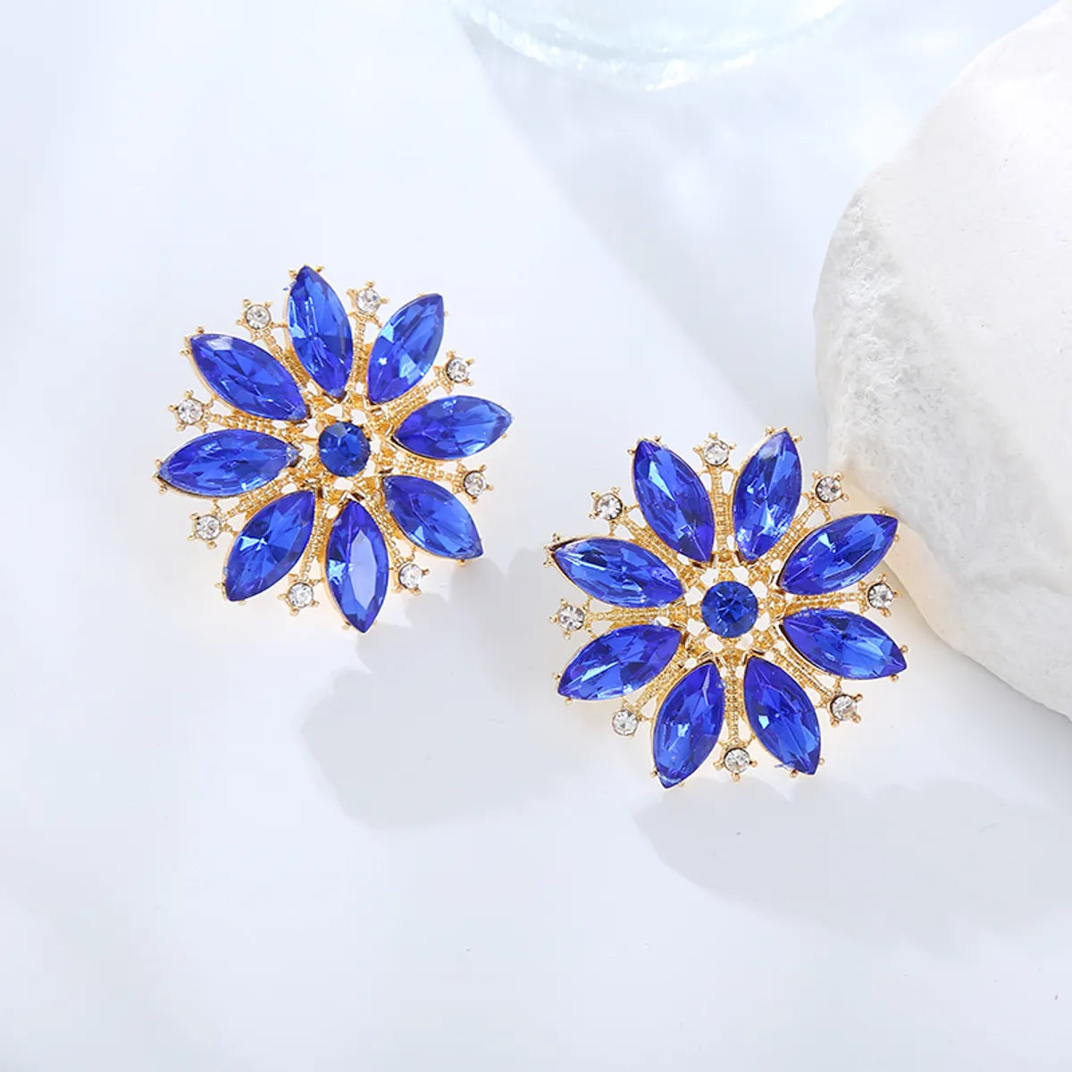 Luxurious Flower Alloy Inlay Rhinestones Gold Plated Women'S Ear Studs