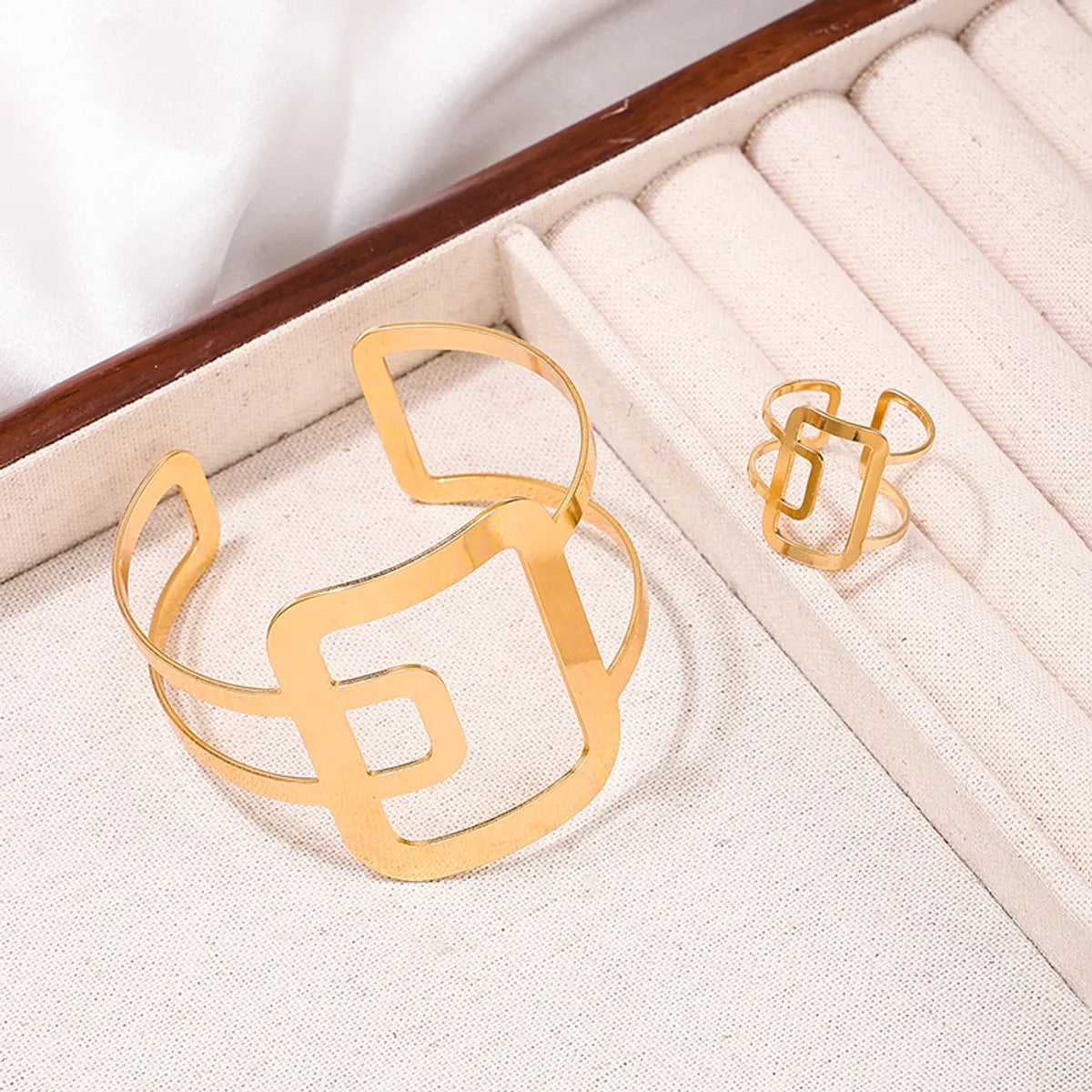 Luxurious Formal Geometric Square Alloy Hollow Out 14K Gold Plated Women'S Rings Bracelets