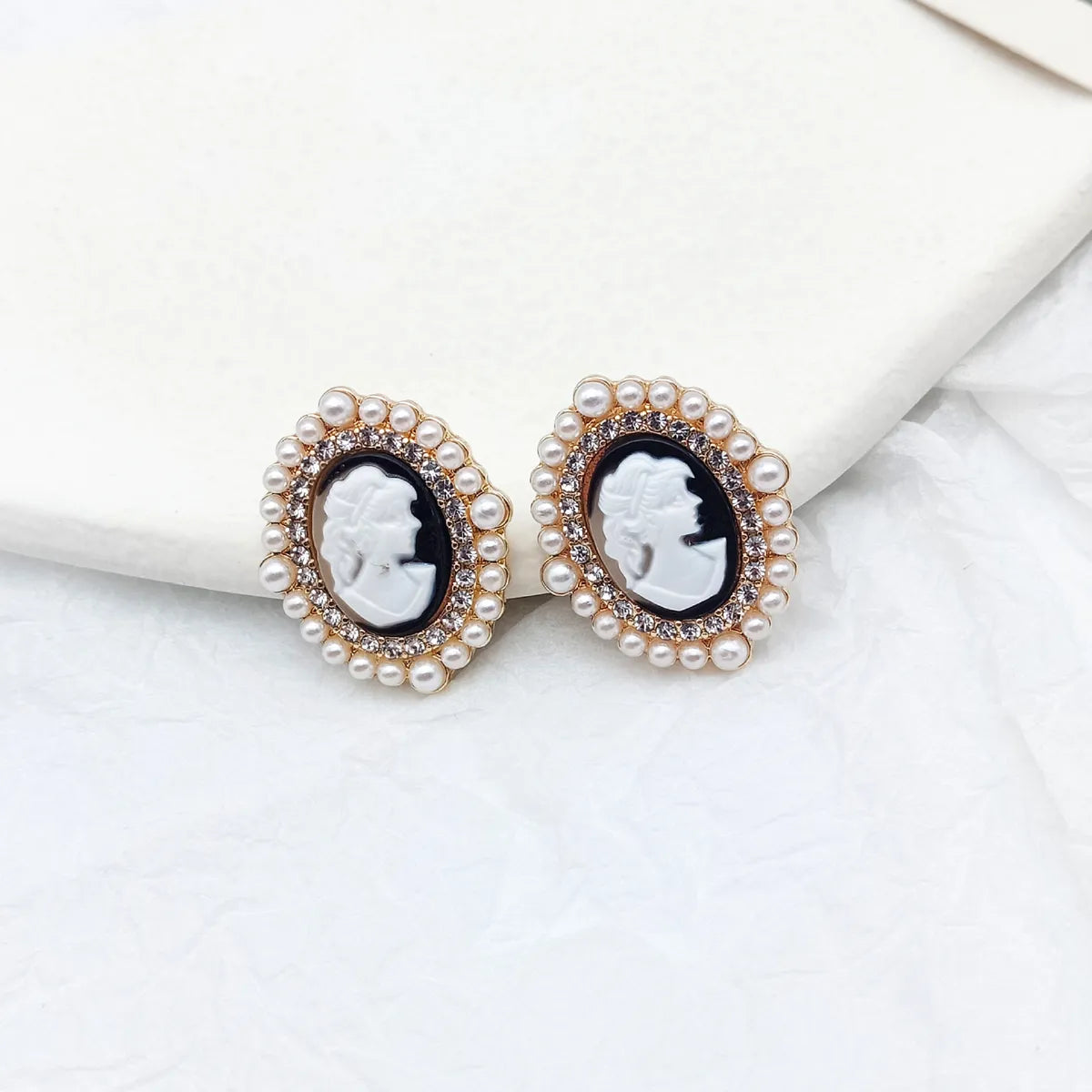 Luxurious Portrait Alloy Inlay Artificial Pearls Ear Studs