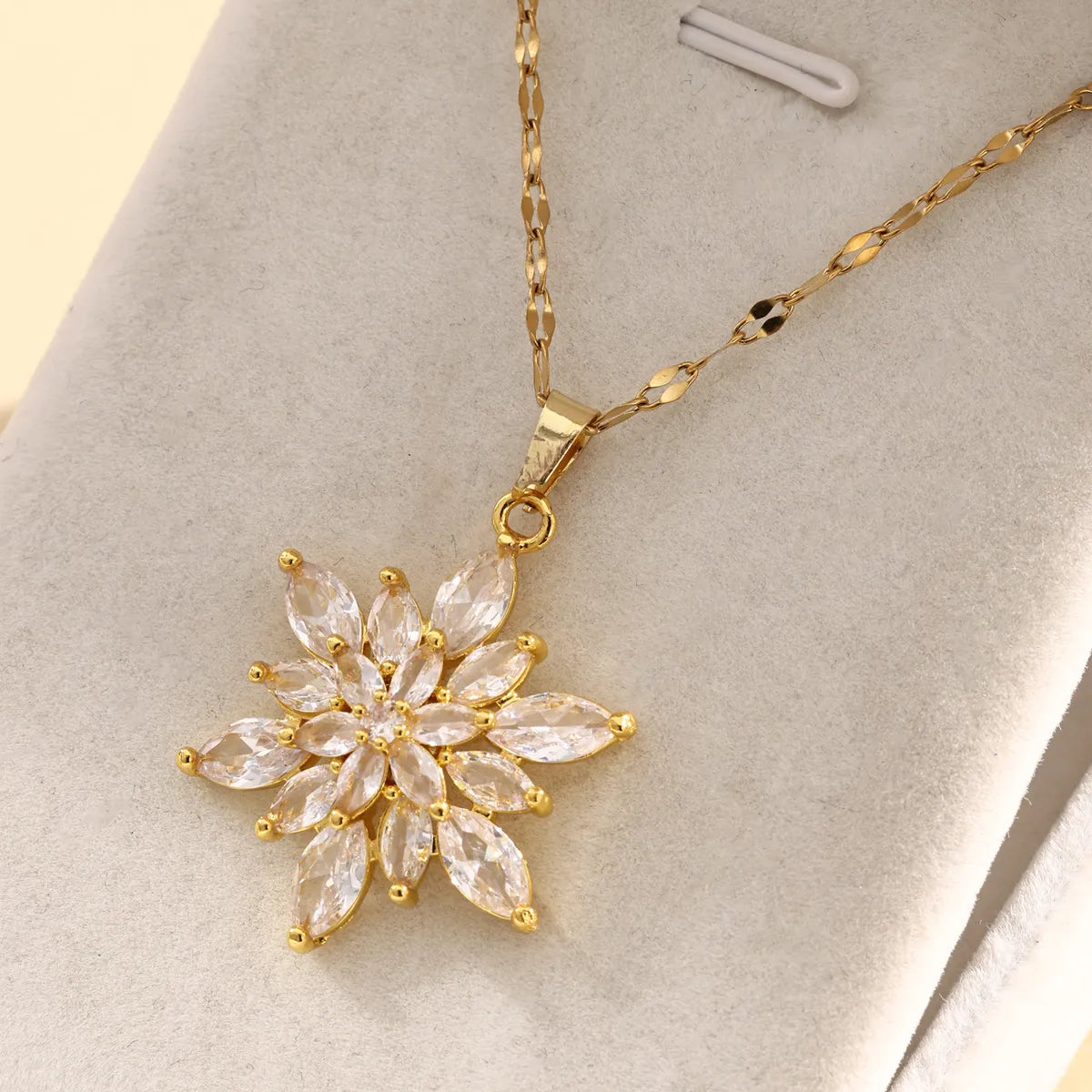 Luxurious Queen Snowflake Stainless Steel Plating Inlay Zircon 18k Gold Plated Pendant Necklace