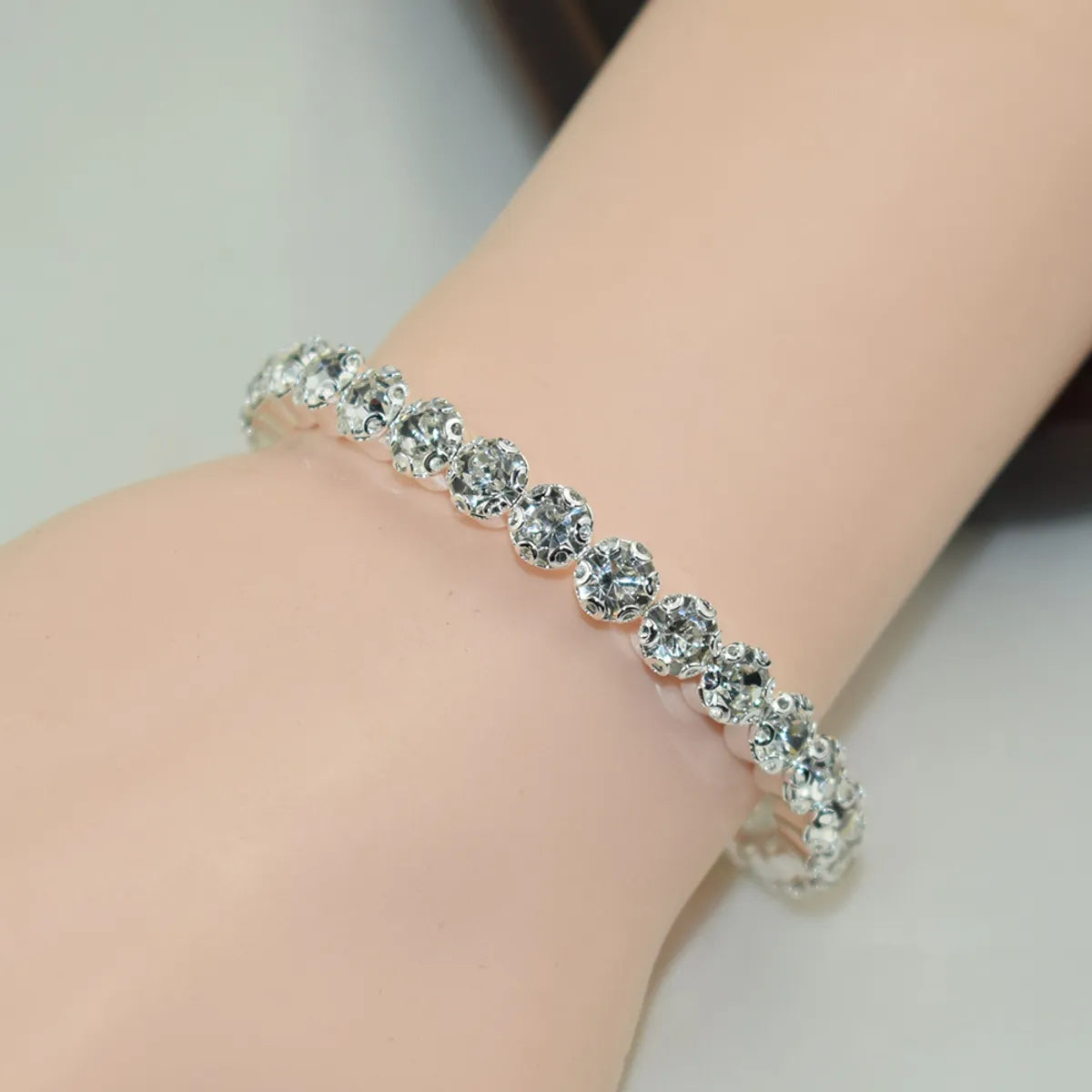 Luxurious Round Rhinestone Women's Bangle