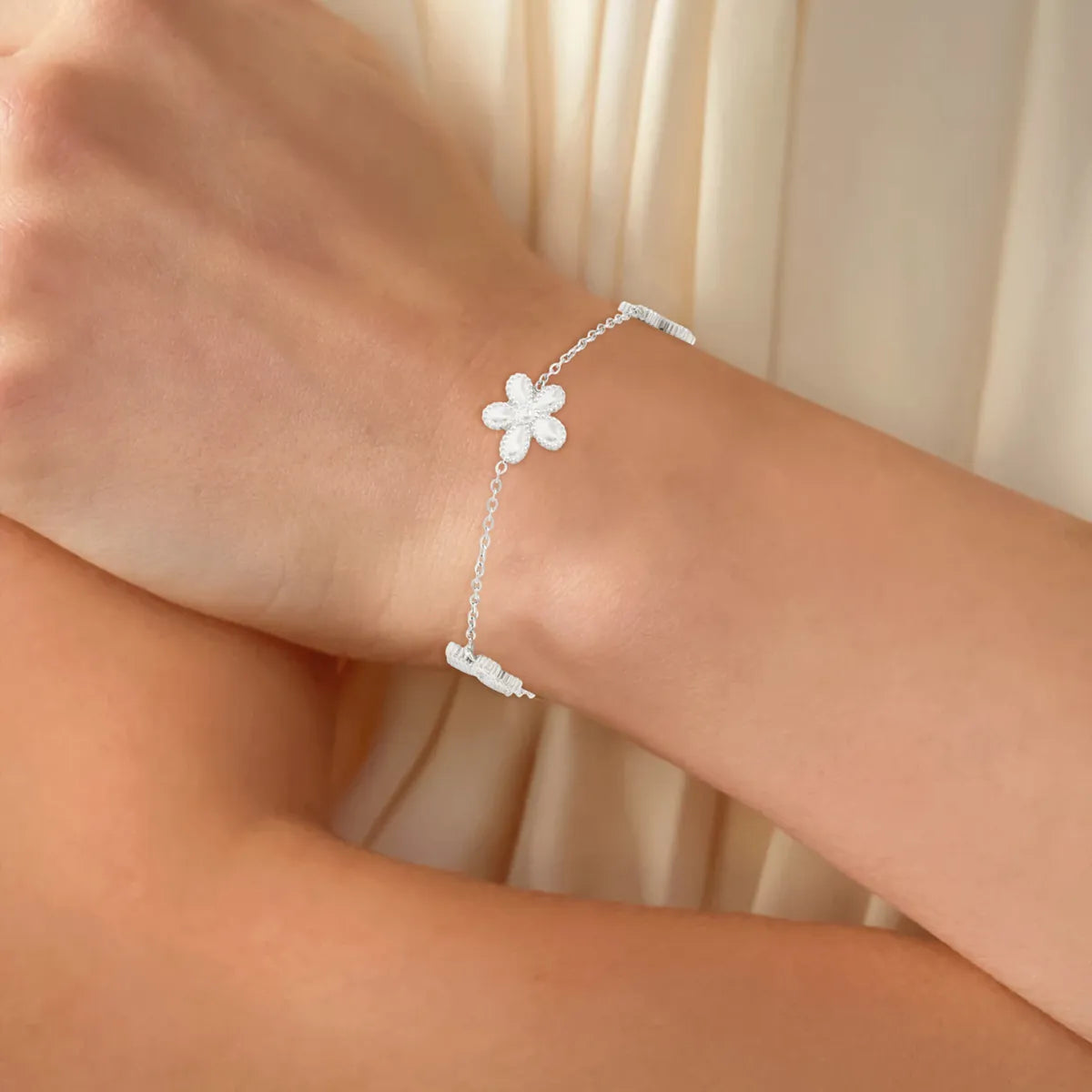 Luxurious Simple Style Flower 304 Stainless Steel White Gold Plated Gold Plated Bracelets In Bulk