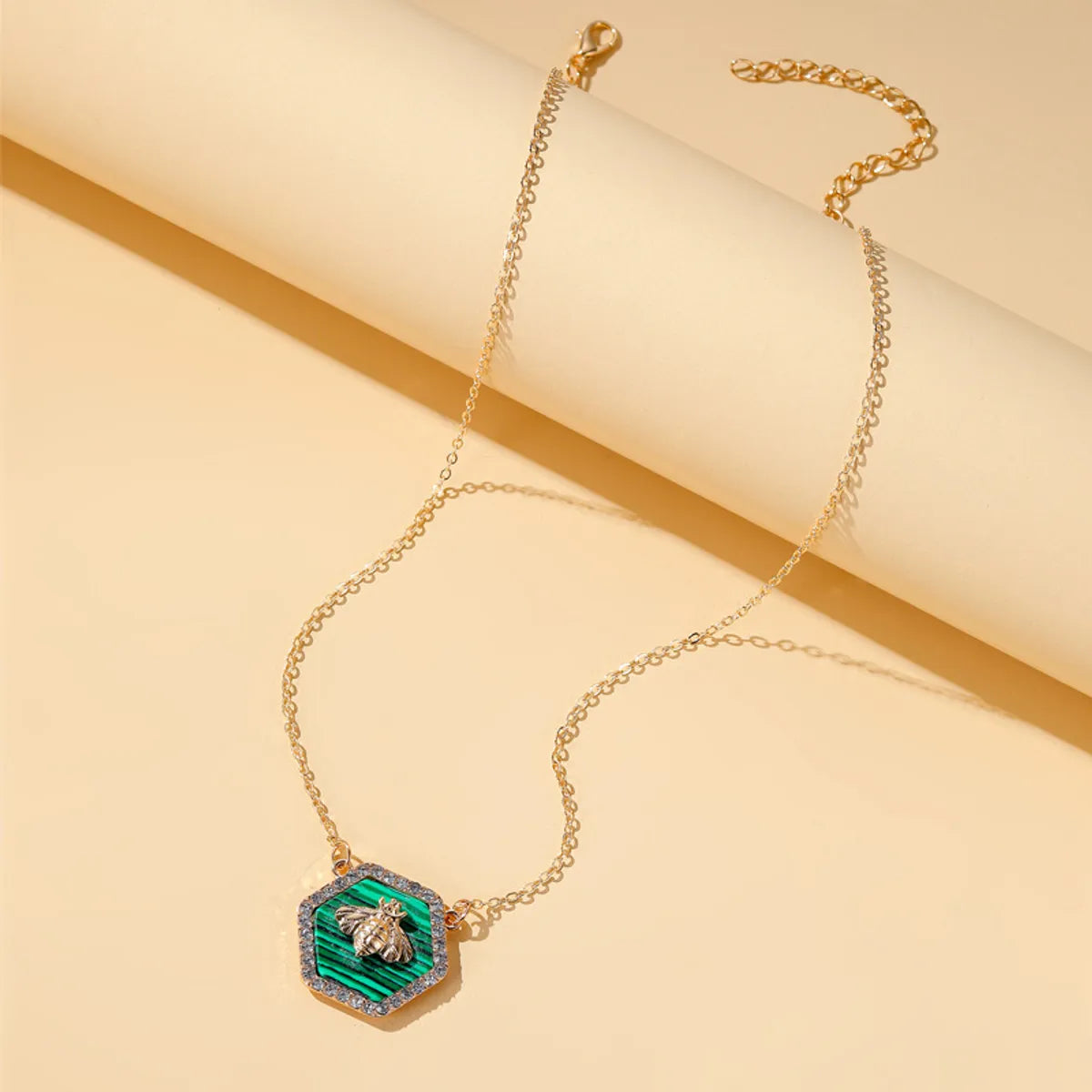 New Alloy Diamond Bee Necklace Hexagon Geometric Necklace Emerald Gemstone Clavicle Chain Wholesale Gooddiy