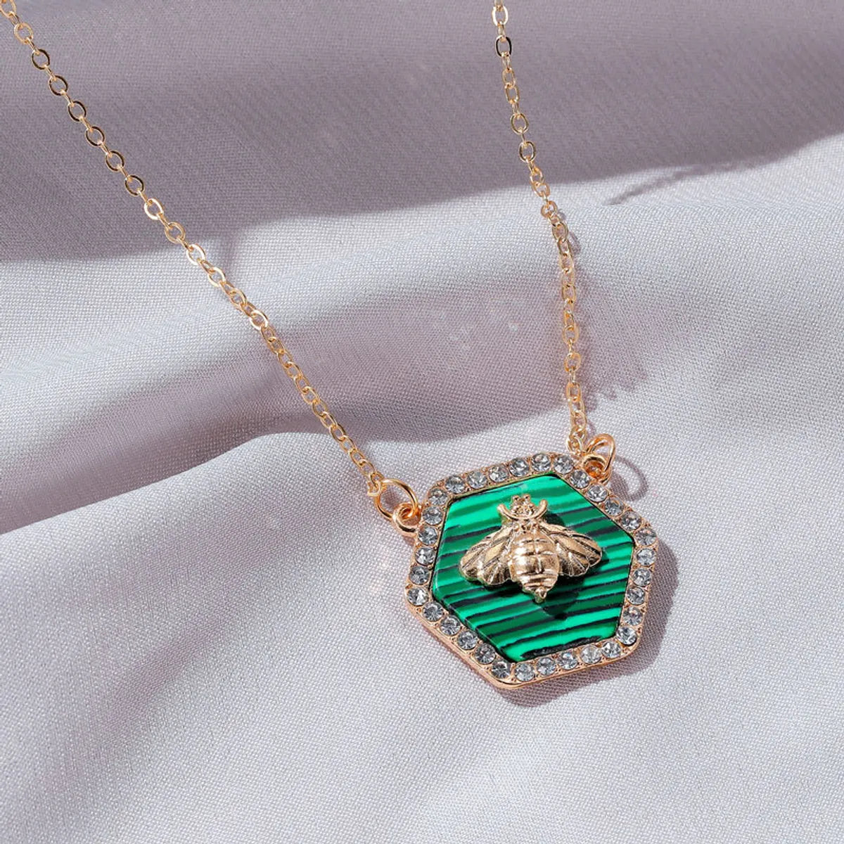 New Alloy Diamond Bee Necklace Hexagon Geometric Necklace Emerald Gemstone Clavicle Chain Wholesale Gooddiy