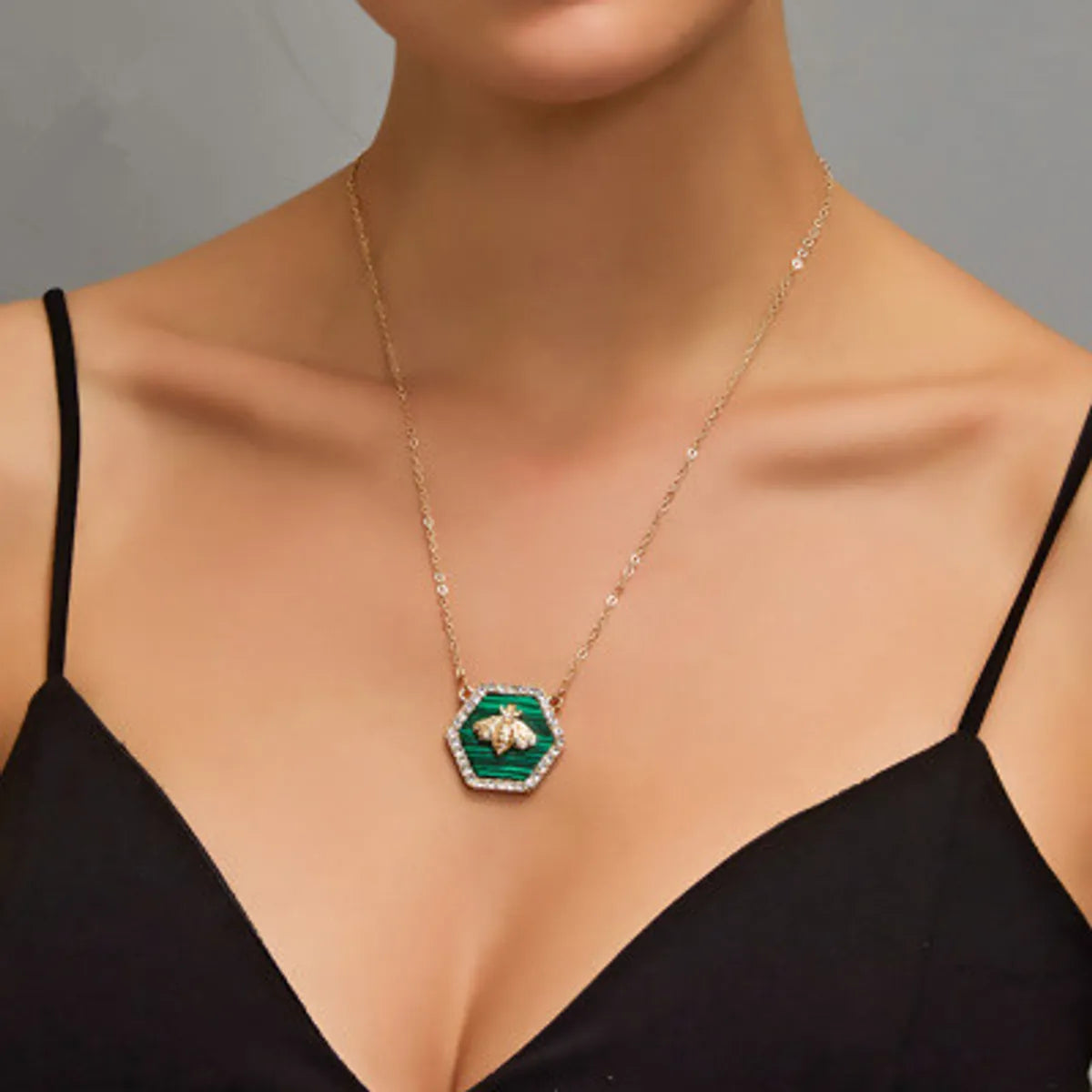 New Alloy Diamond Bee Necklace Hexagon Geometric Necklace Emerald Gemstone Clavicle Chain Wholesale Gooddiy