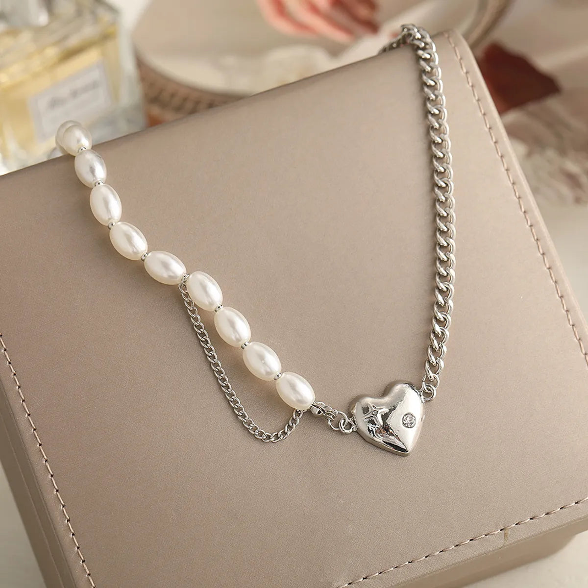 New Retro Pearl Simple Stitching Pearl Chain Heart Pendant Necklace