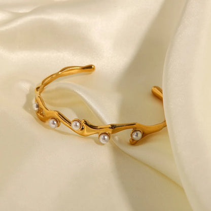 Retro Classic Style Waves Solid Color 304 Stainless Steel 18K Gold Plated Artificial Pearls Bangle In Bulk