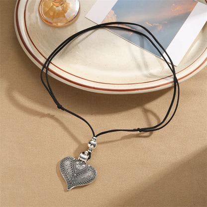 Retro Commute Round Alloy Plating Silver Plated Women'S Pendant Necklace