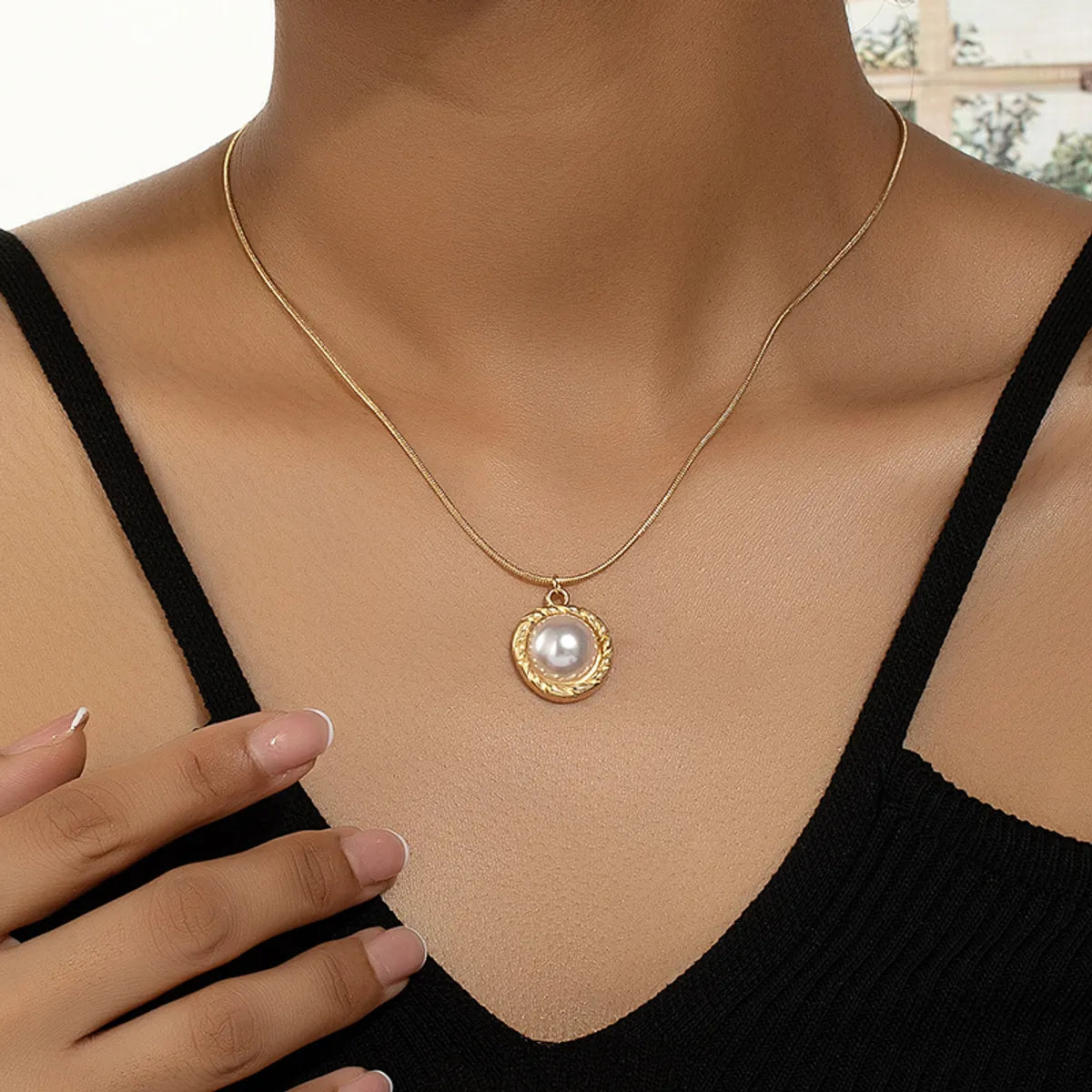 Retro Commute Round Pearl Alloy Wholesale Pendant Necklace