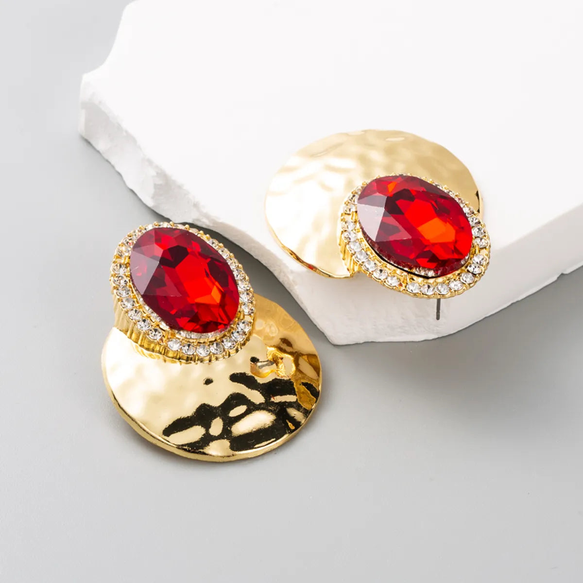 Retro Exaggerated Oval Alloy Inlay Rhinestones Gold Plated Women'S Ear Studs