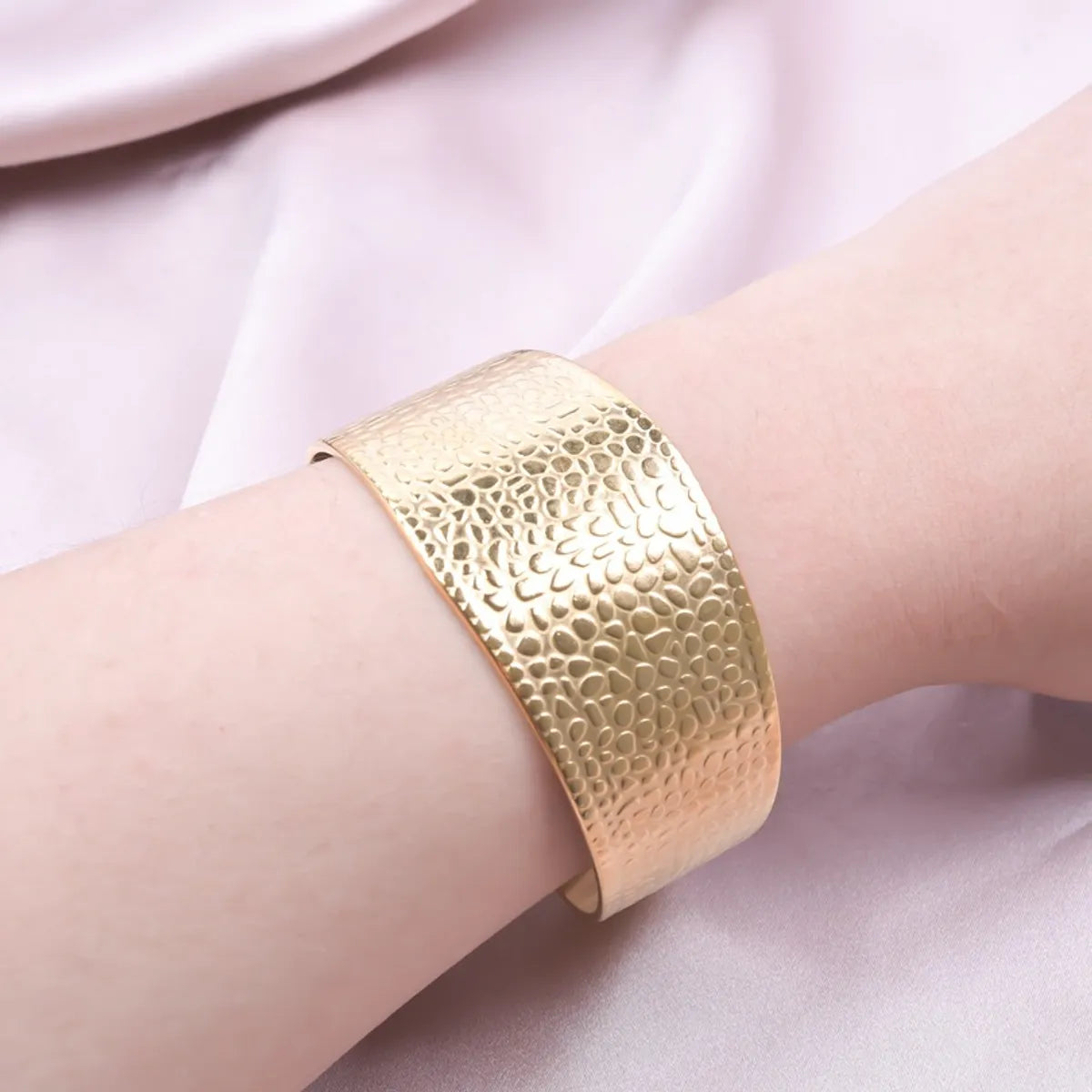 Retro Exaggerated Solid Color 304 Stainless Steel 18K Gold Plated Bangle In Bulk