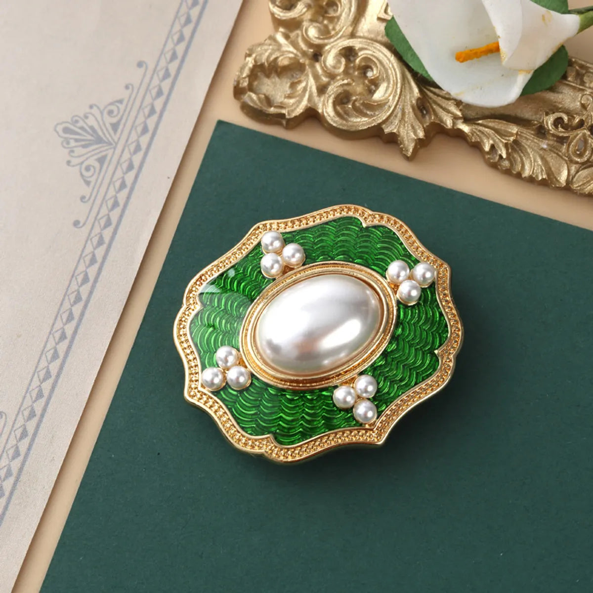 Retro Flower Alloy Inlay Artificial Gemstones Pearl Women'S Brooches