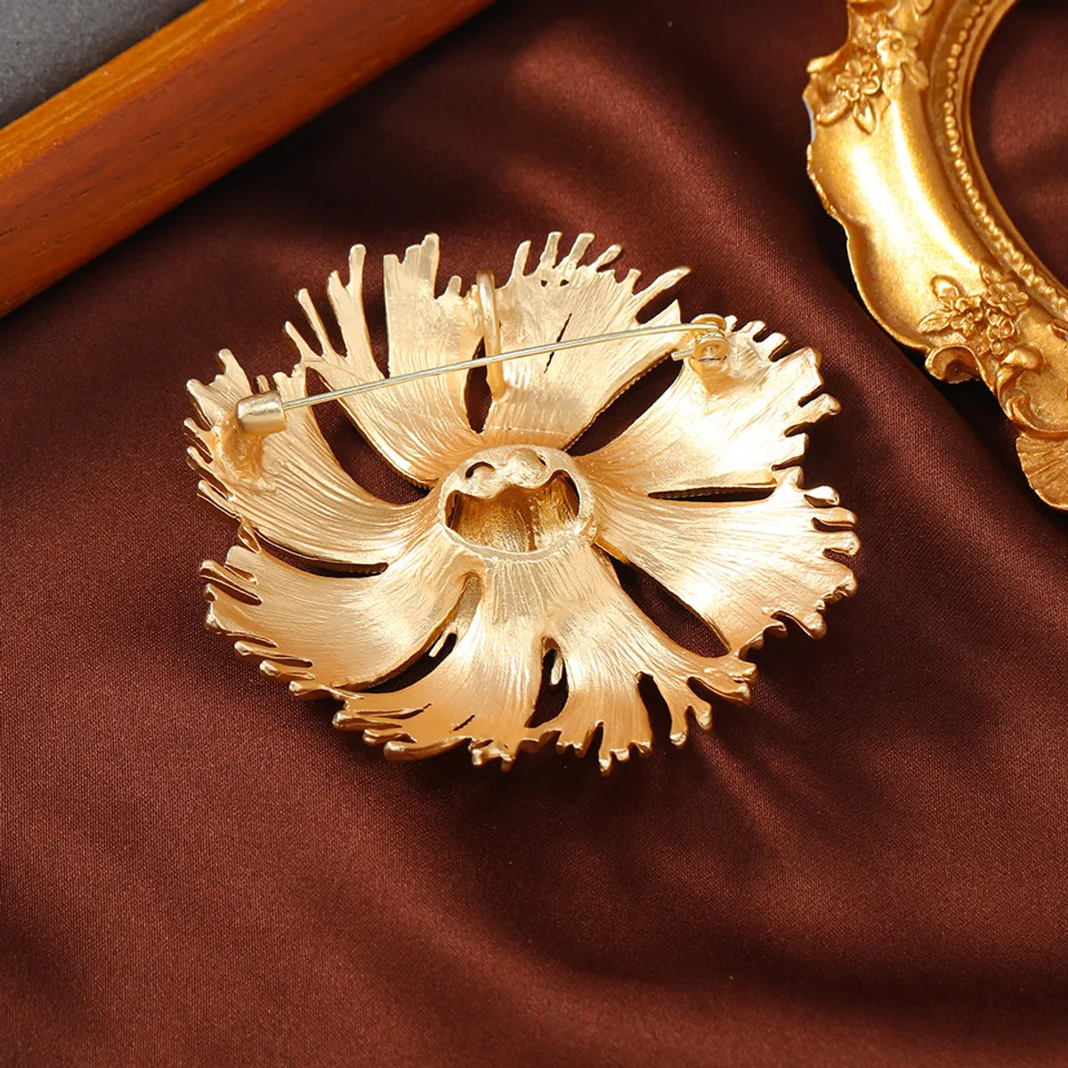 Retro Flower Alloy Plating Unisex Brooches