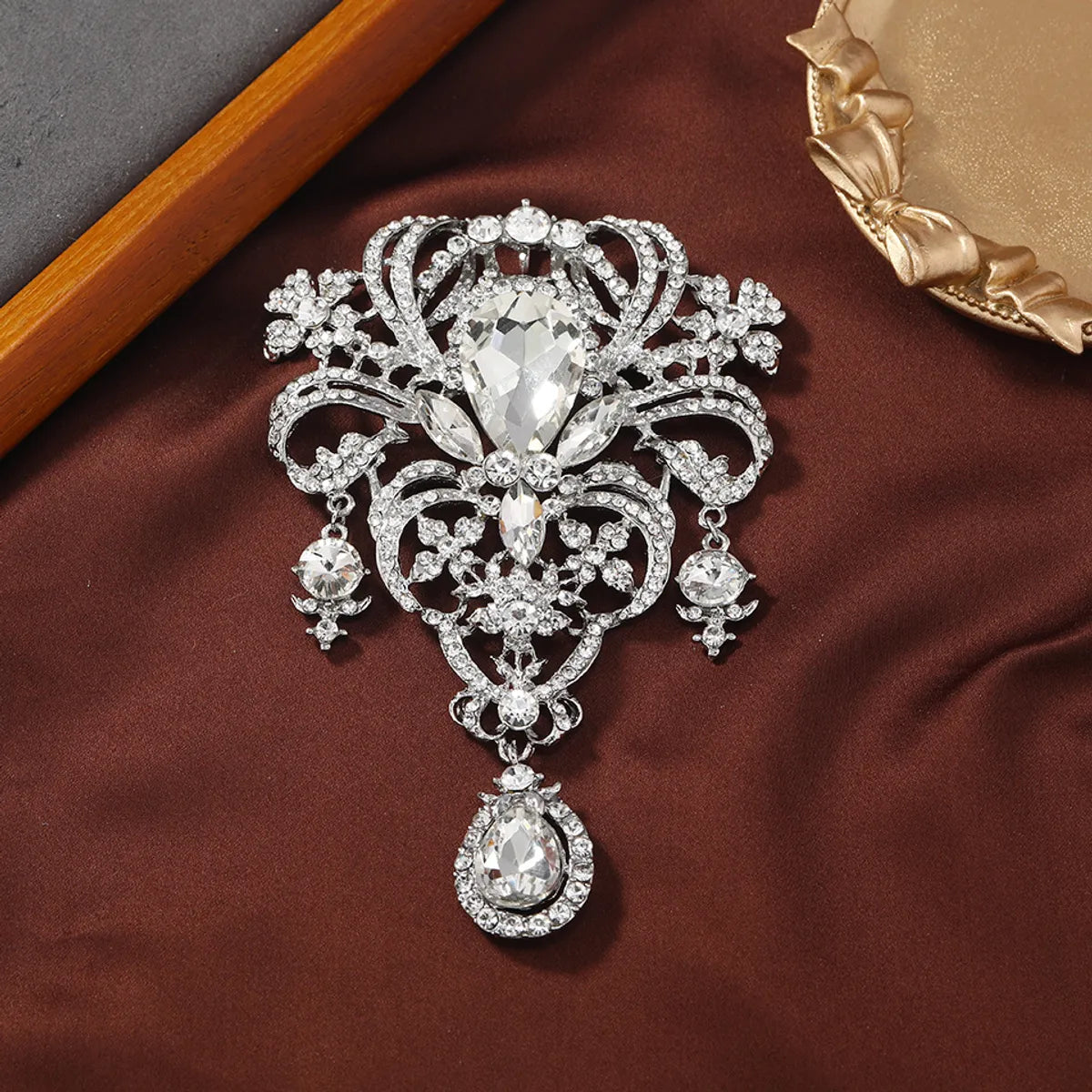 Retro Flower Alloy Rhinestone Women'S Brooches