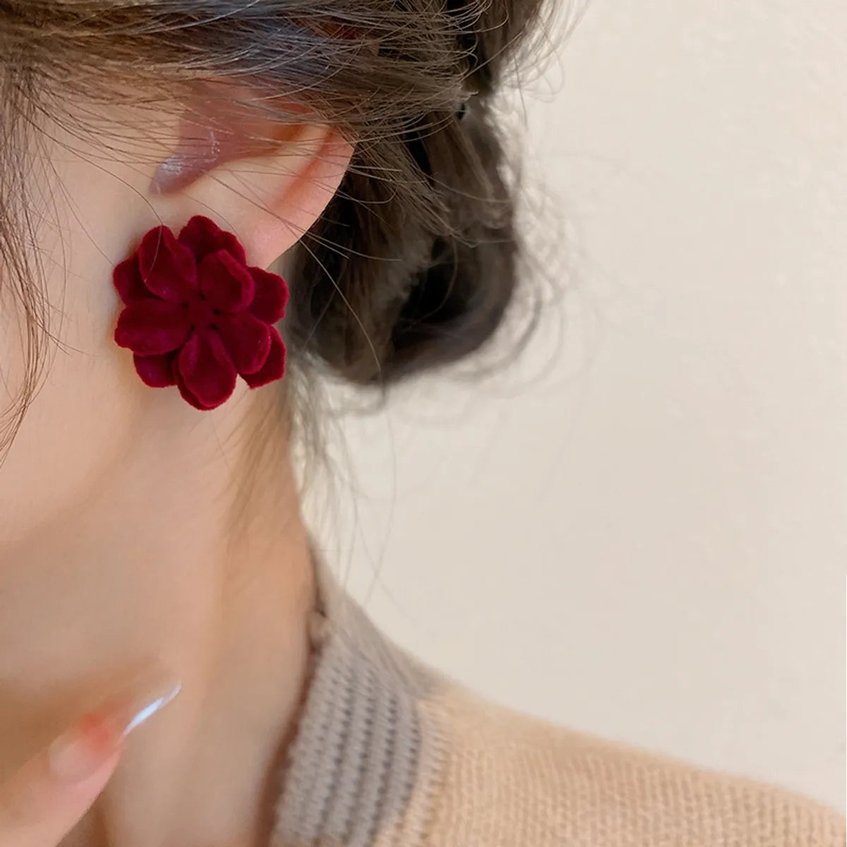 Retro Flower Flocking Three-dimensional Women's Ear Studs 1 Pair