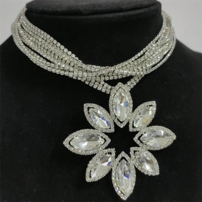 Retro French Style Flower Silver Plated Rhinestones Alloy Wholesale Pendant Necklace