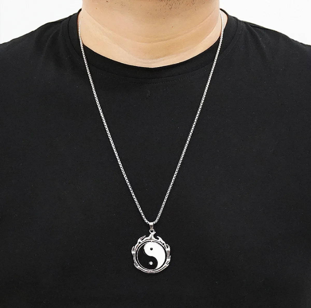 Retro Gossip Round Alloy Men's Pendant Necklace 1 Piece