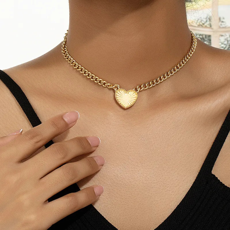 Retro Heart Shape Alloy Plating Gold Plated Women'S Pendant Necklace