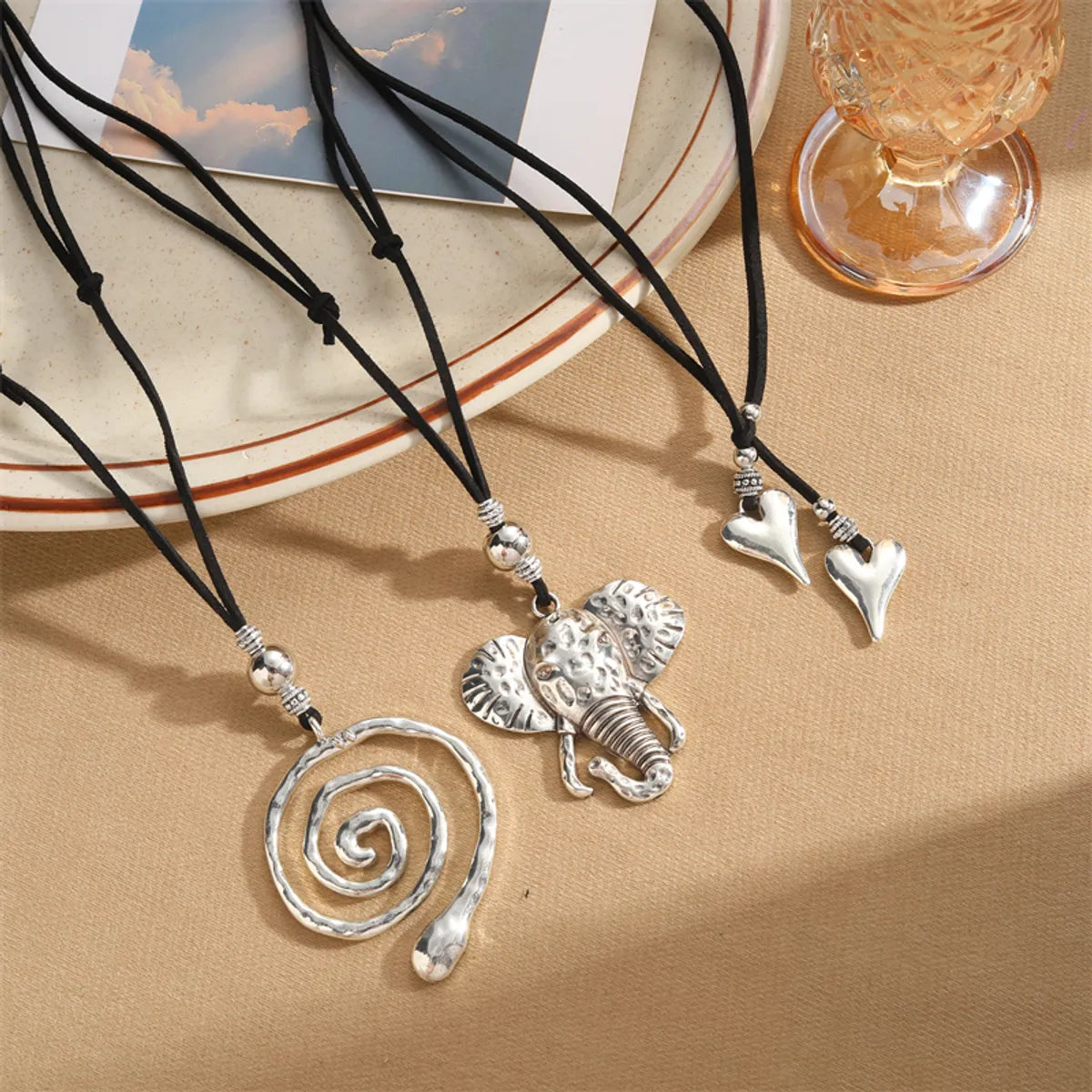 Retro Round Alloy Plating Silver Plated Women'S Pendant Necklace