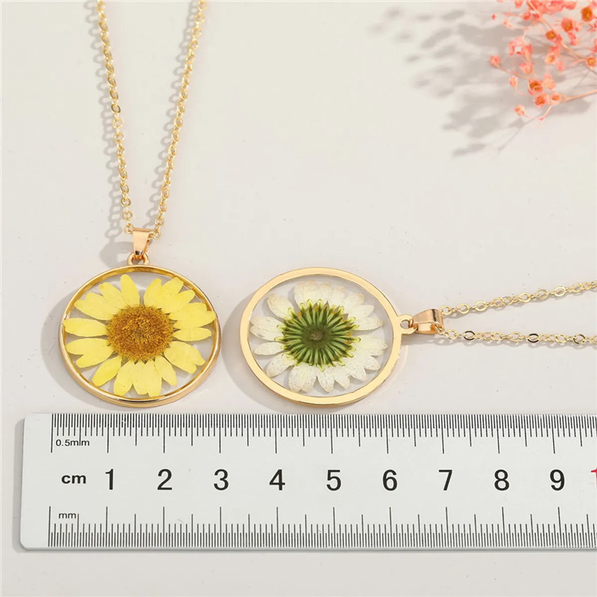 Retro Simple Daisy Pendant Resin Necklace