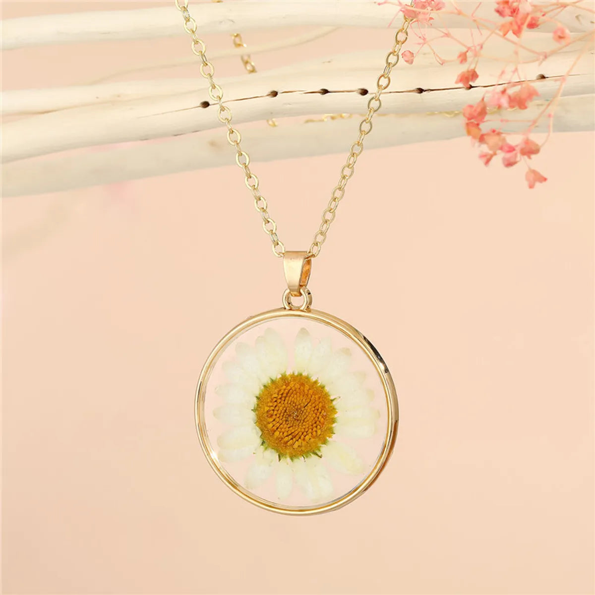 Retro Simple Daisy Pendant Resin Necklace