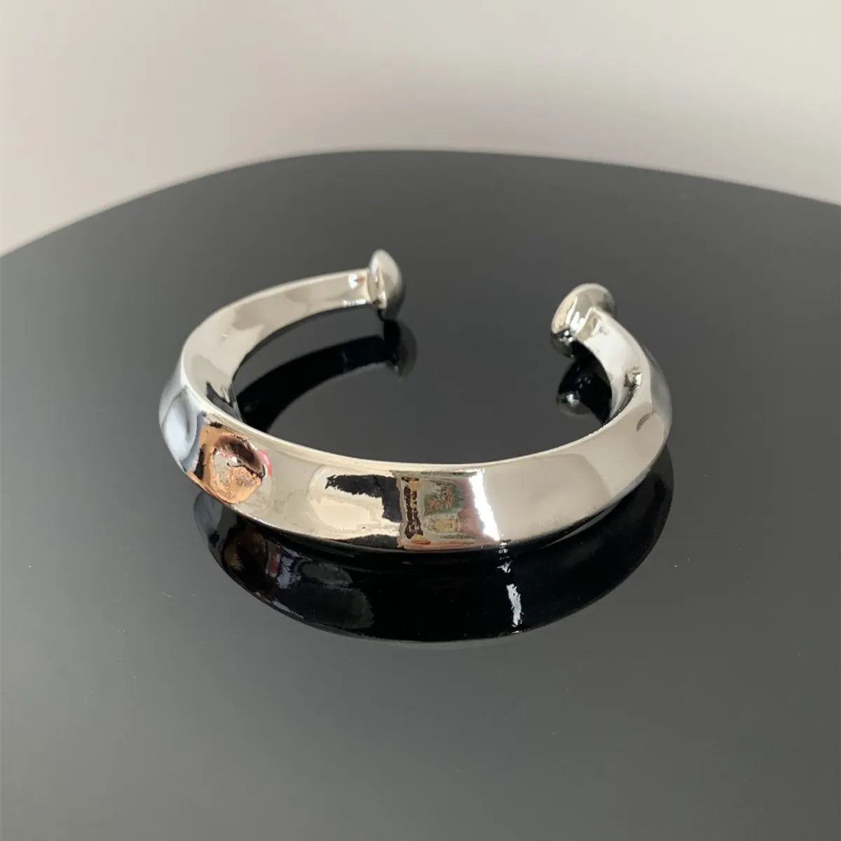 Retro Simple Style Commute Solid Color Alloy Copper Polishing Plating Gold Plated Silver Plated Women'S Bangle