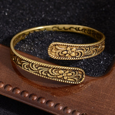 Retro Simple Style Solid Color Flower Copper Gold Plated Women'S Bangle