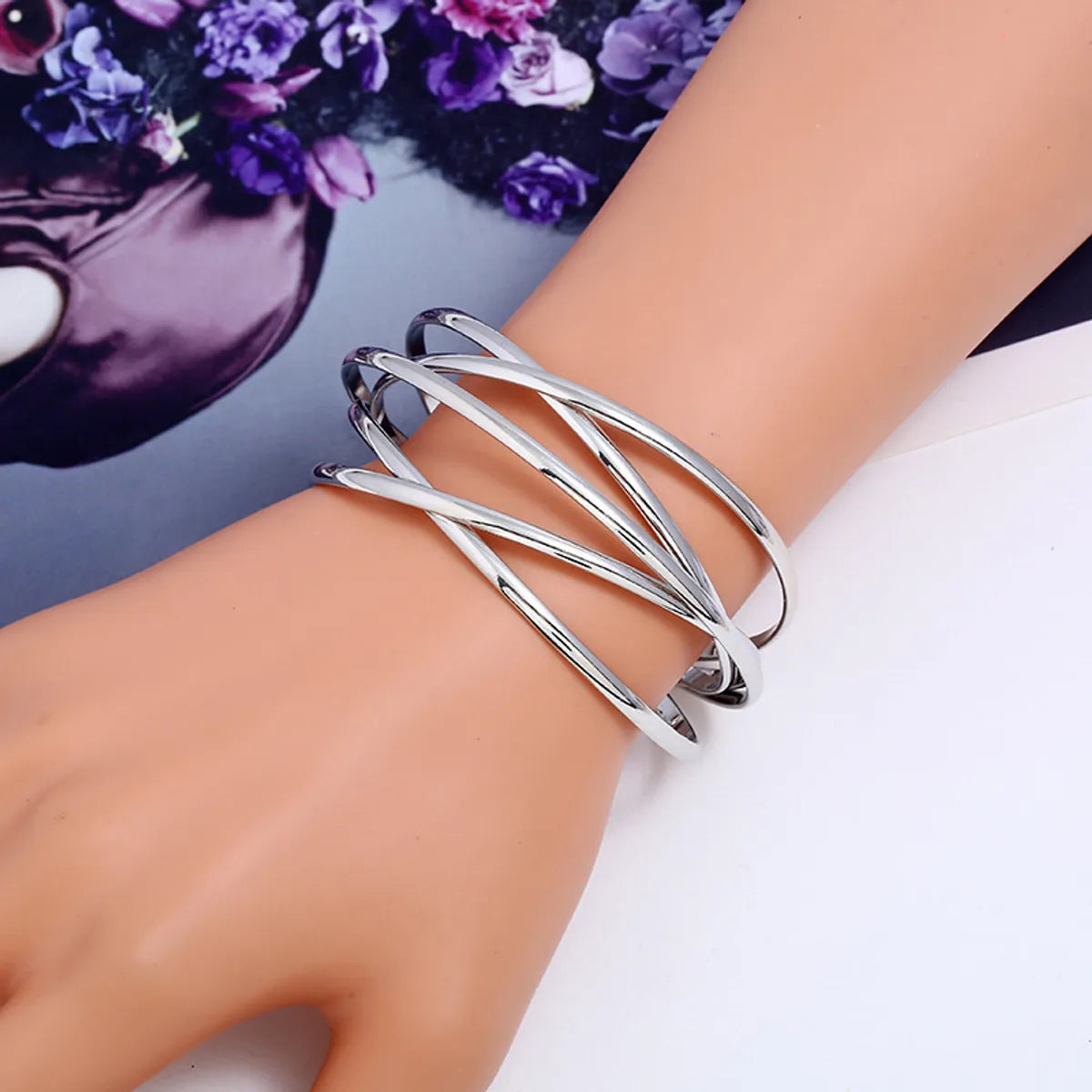 Retro Simple Style Solid Color Iron Women's Bangle