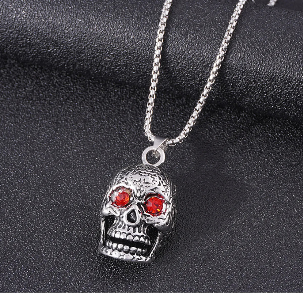 Retro Skull Alloy Inlay Rhinestones Men's Pendant Necklace 1 Piece