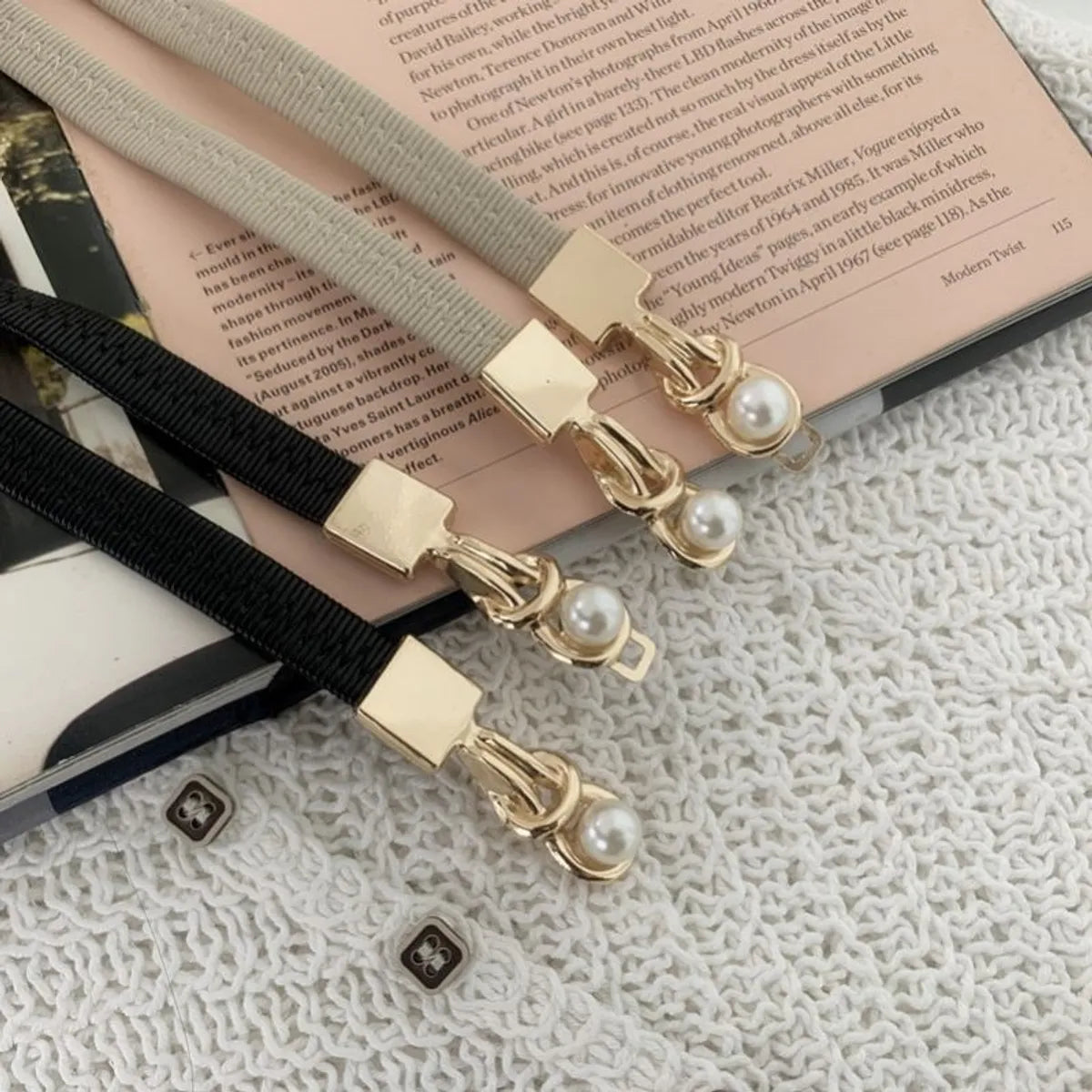 Retro Solid Color Pu Leather Alloy Plating Inlay Pearl Women'S Leather Belts